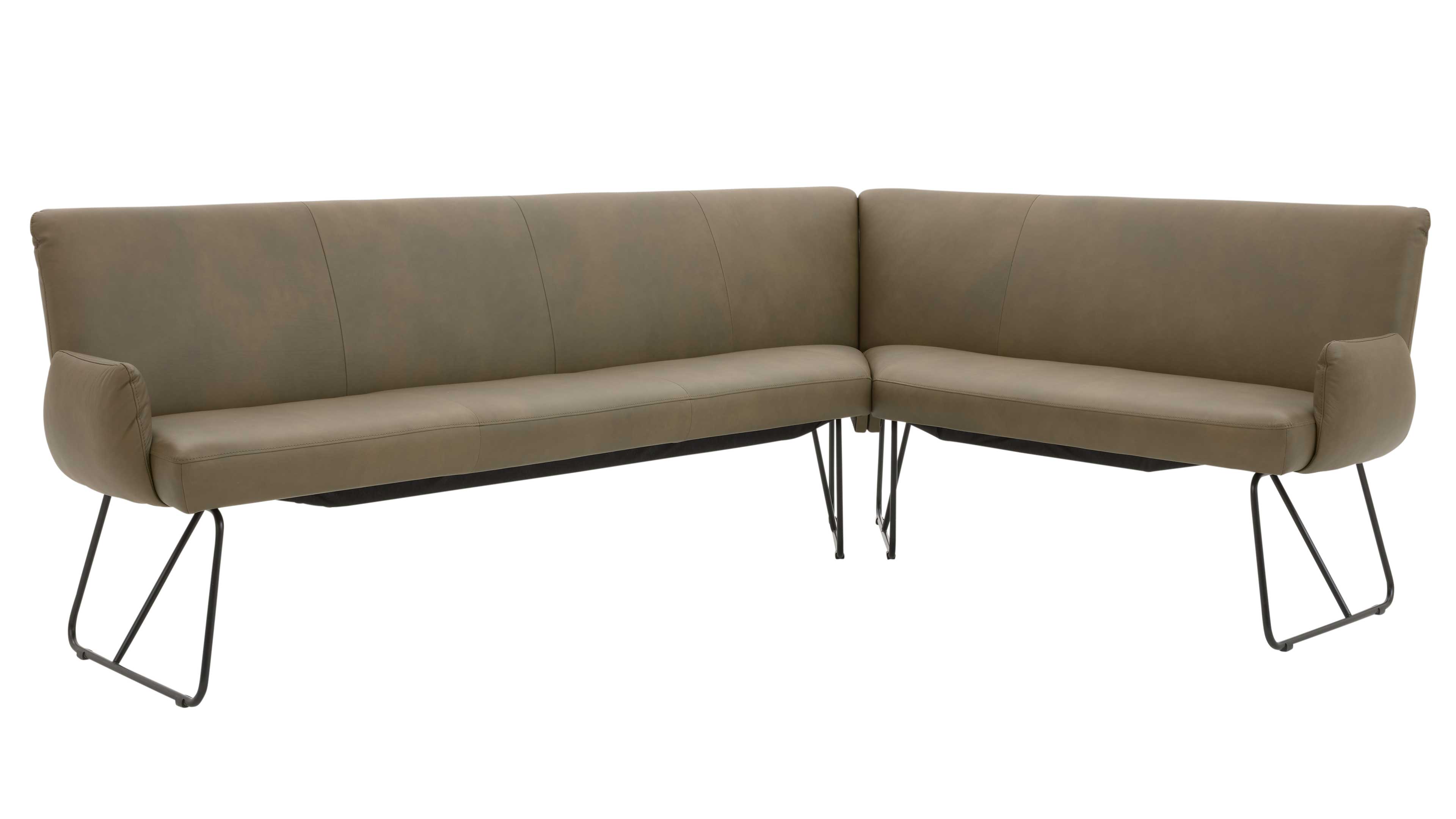 Eckbank mit taupefarbenem, glatt bezogenem Polstersitz und Rücken, abgerundeten Armlehnen und schwarzen, schlanken Metallkufen als Beine.