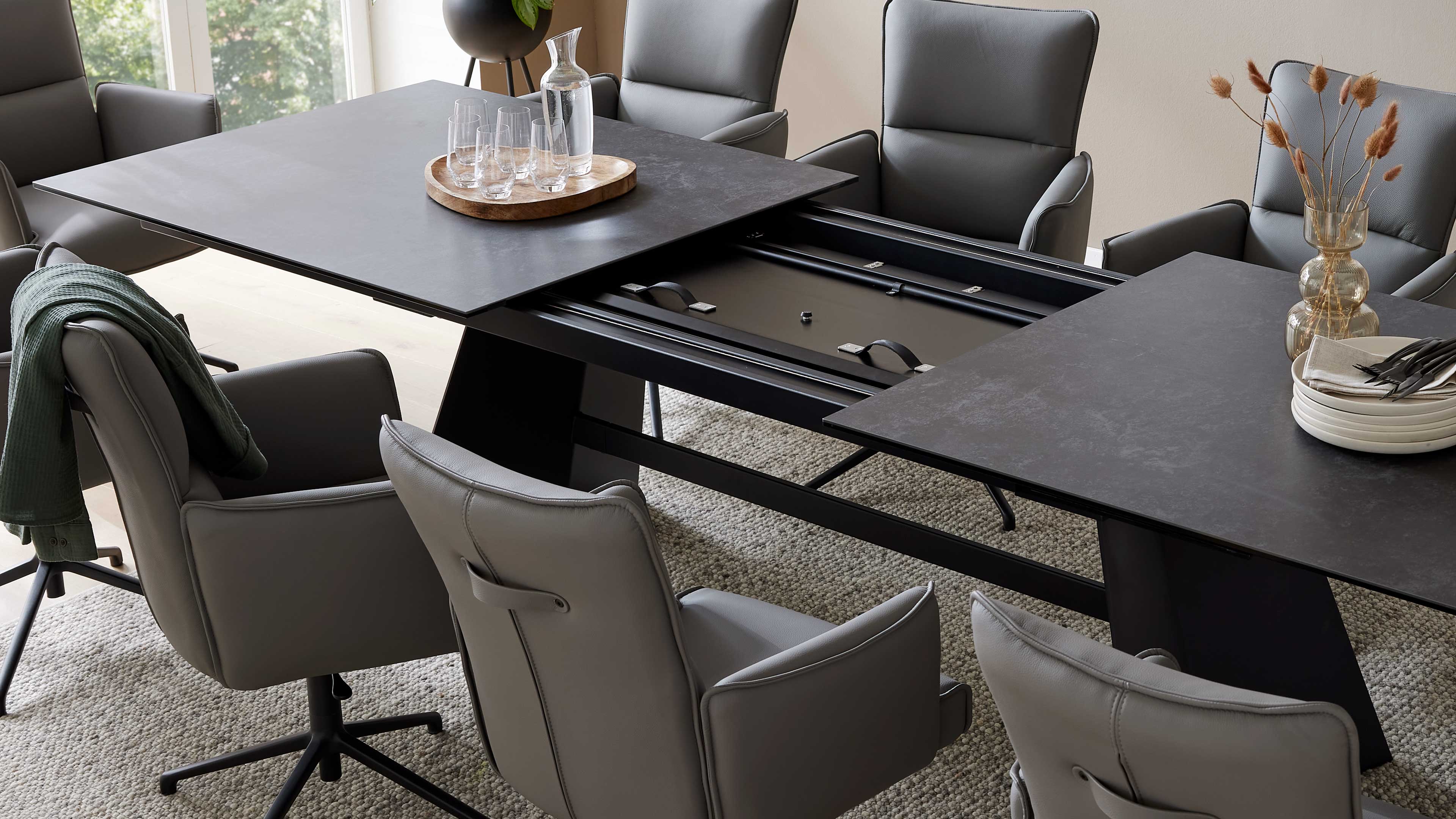 Ausziehtisch mit Glas-Keramik-Oberfläche in Oxidoptik und schwarzem Metallgestell für moderne Esszimmer und flexible Platzgestaltung