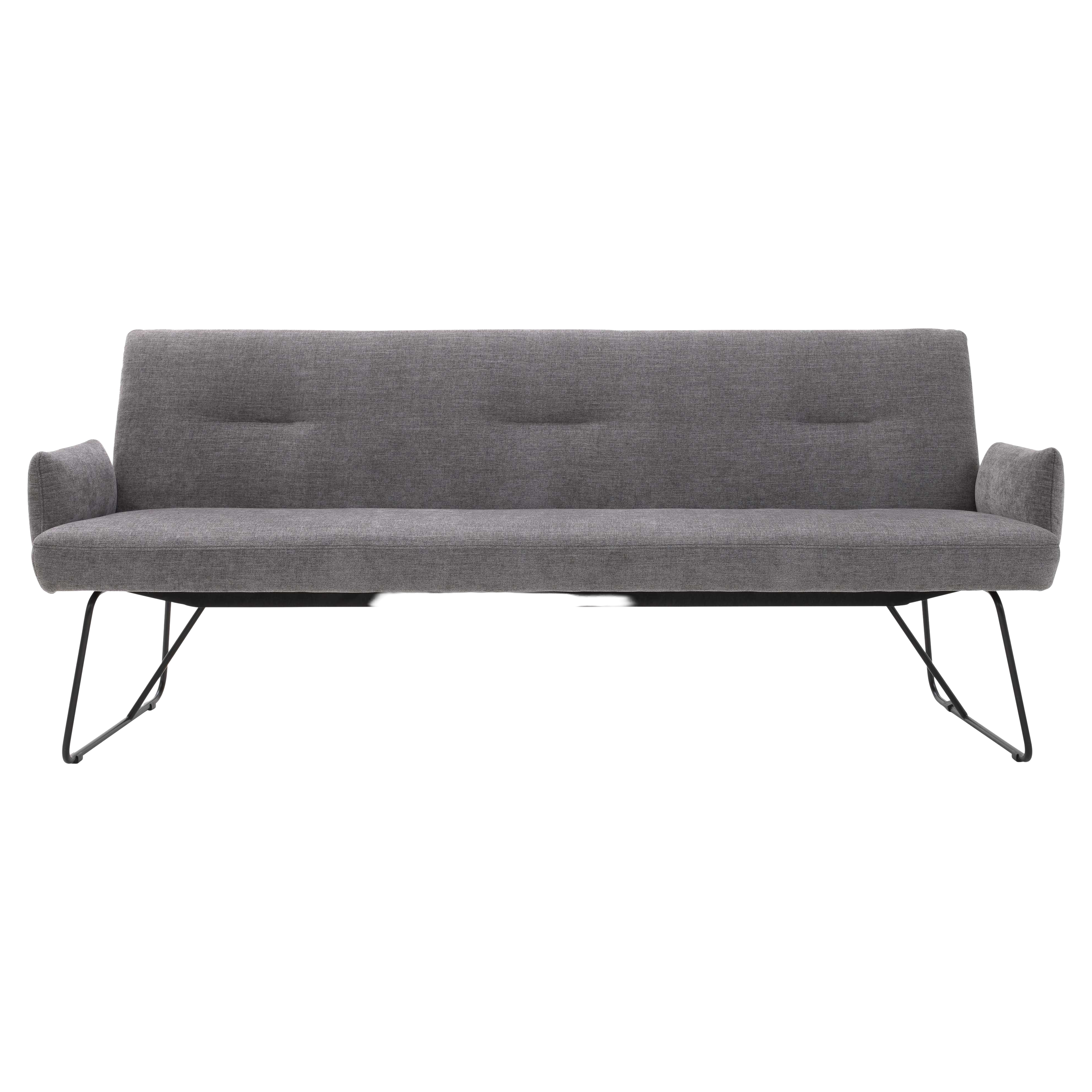 Grau bezogenes, breites Sofa mit durchgehender Sitzfläche, drei dezenten Rückensteppungen, niedrigen Armlehnen und schwarzen Metallkufen.