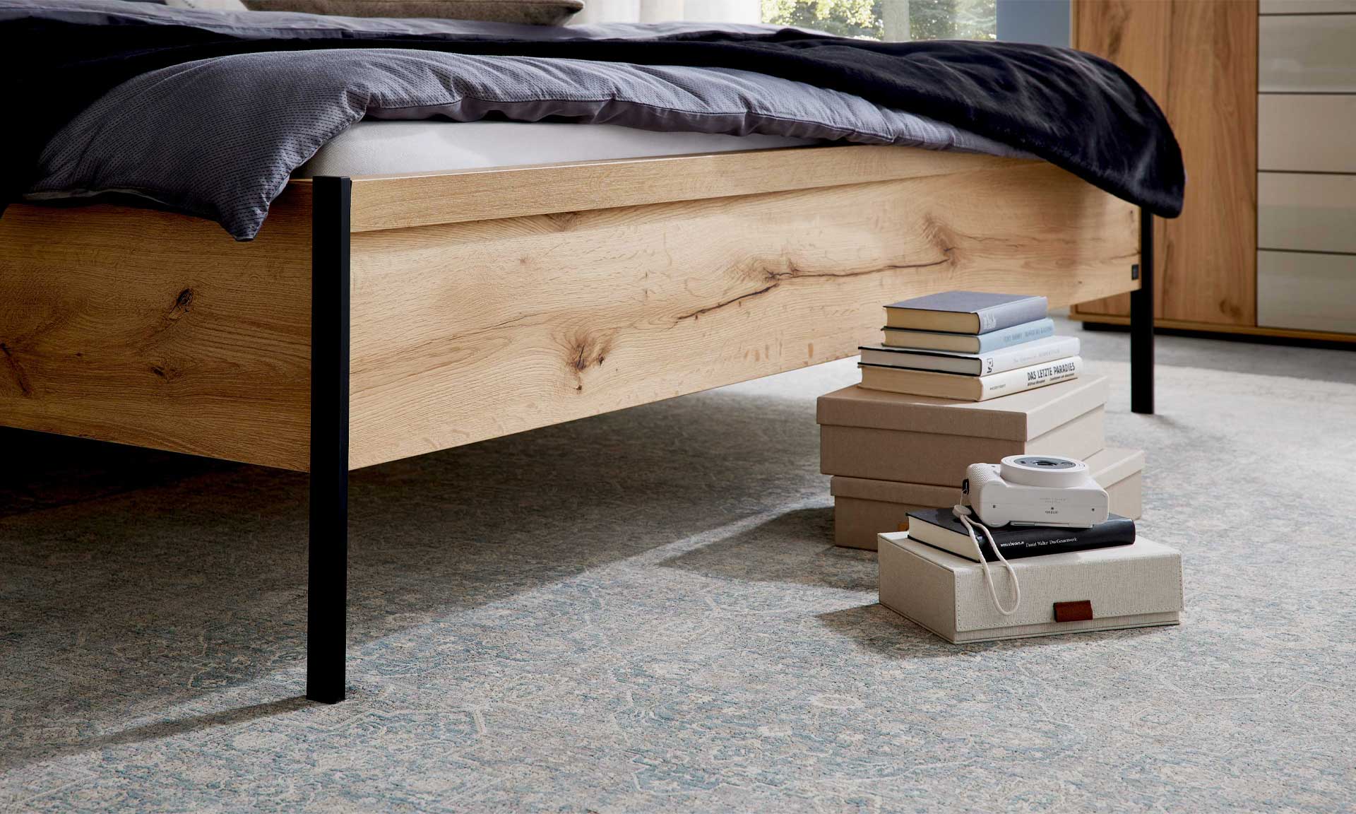 Komplettes Schlafzimmer in Beige-Grau mit heller Eiche