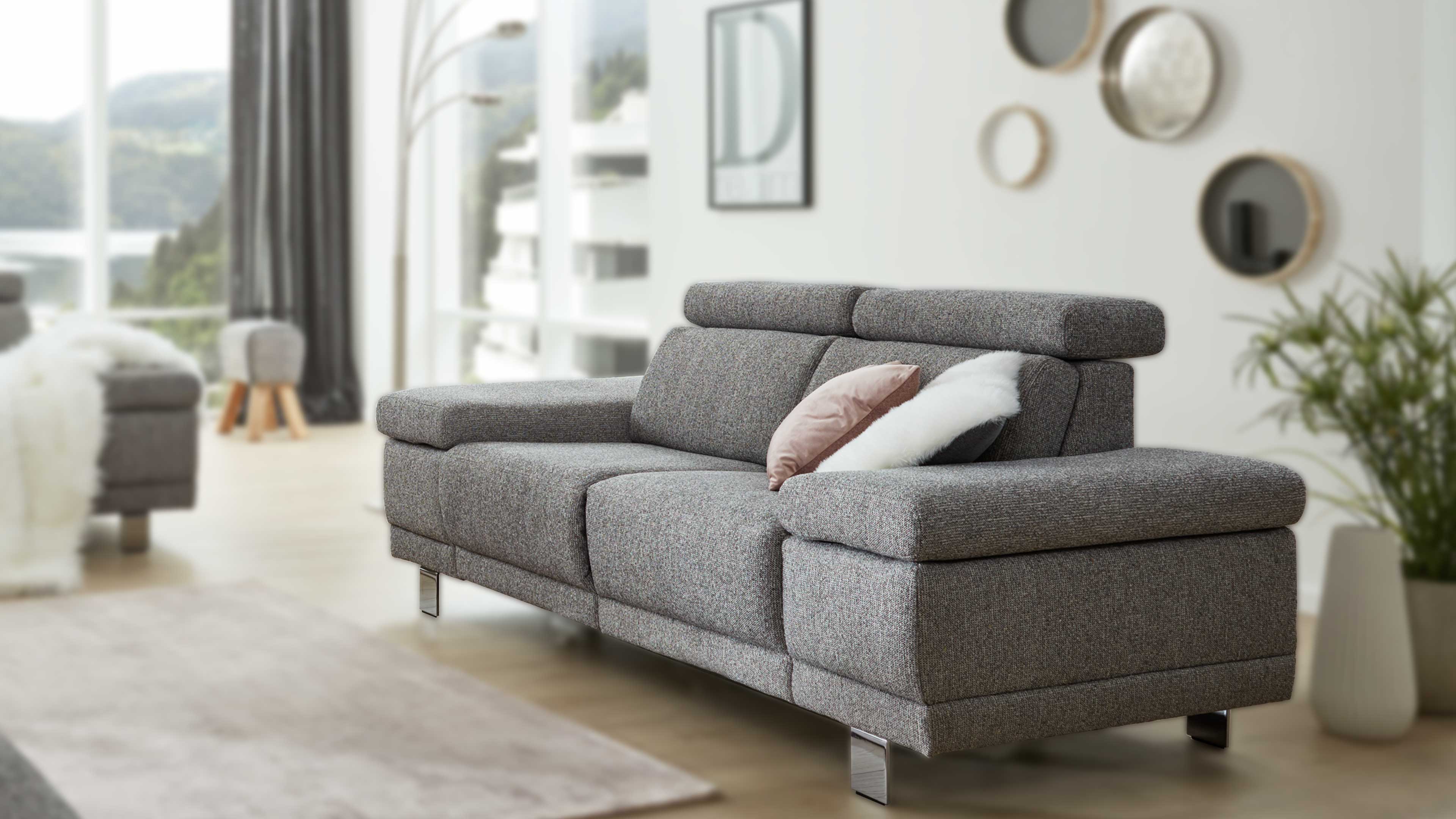 Stahlgraues Zweisitzer-Sofa mit glänzenden Metallfüßen