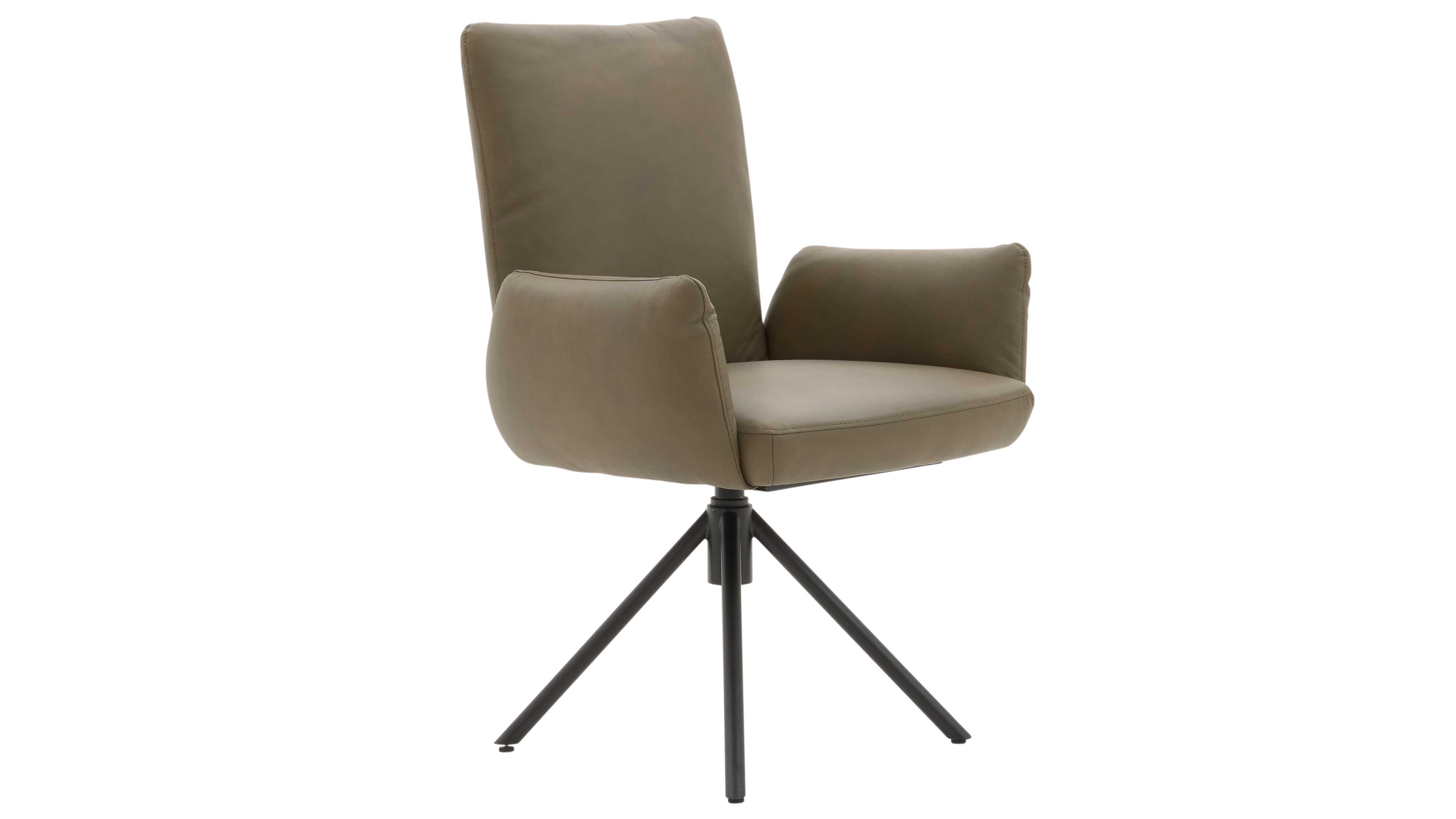 Olivgrüner Armlehnstuhl mit hoher Rückenlehne und gepolsterten Armlehnen auf schwarzem vierbeinigen Metallfuß.