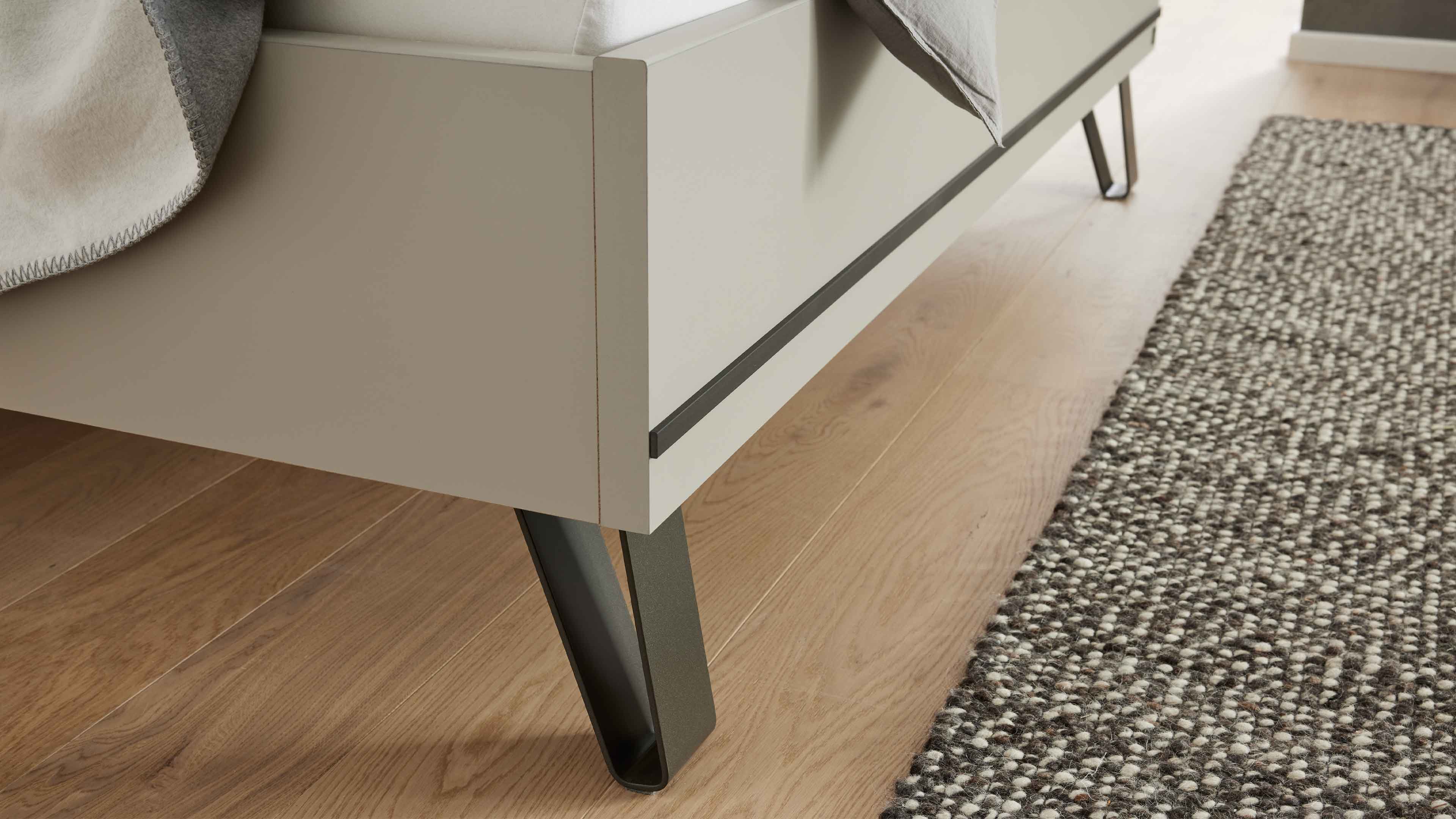 Vierteiliges Schlafzimmer in Kieselgrau und Weiß mit Bett, Nachtkonsolen und großem Kleiderschrank im modernen Design.