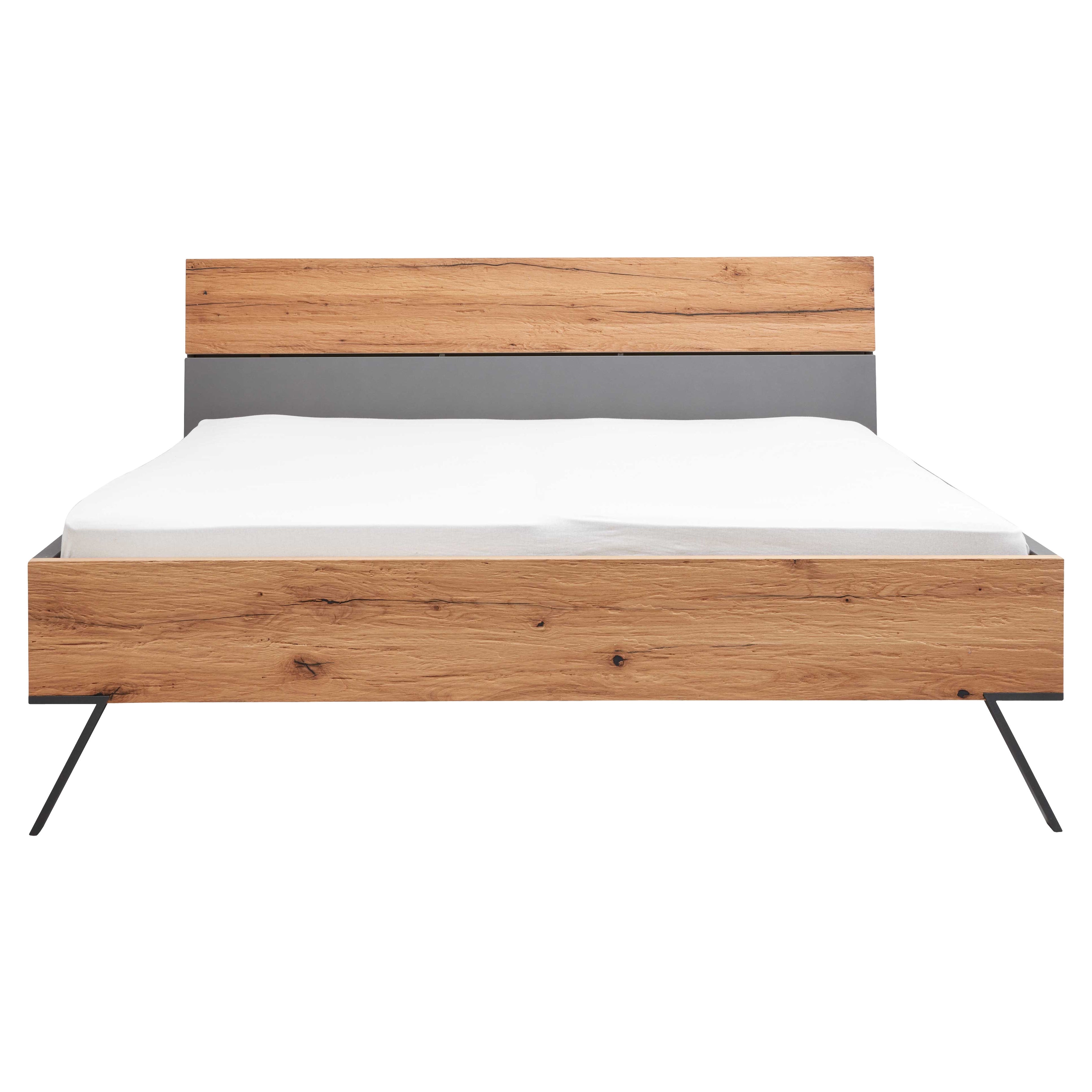 Bett mit hellbraun gemasertem Holz-Kopf- und Fußteil, grauem Innenrahmen, weißer Matratze und schwarzen, schrägen Metallbeinen.