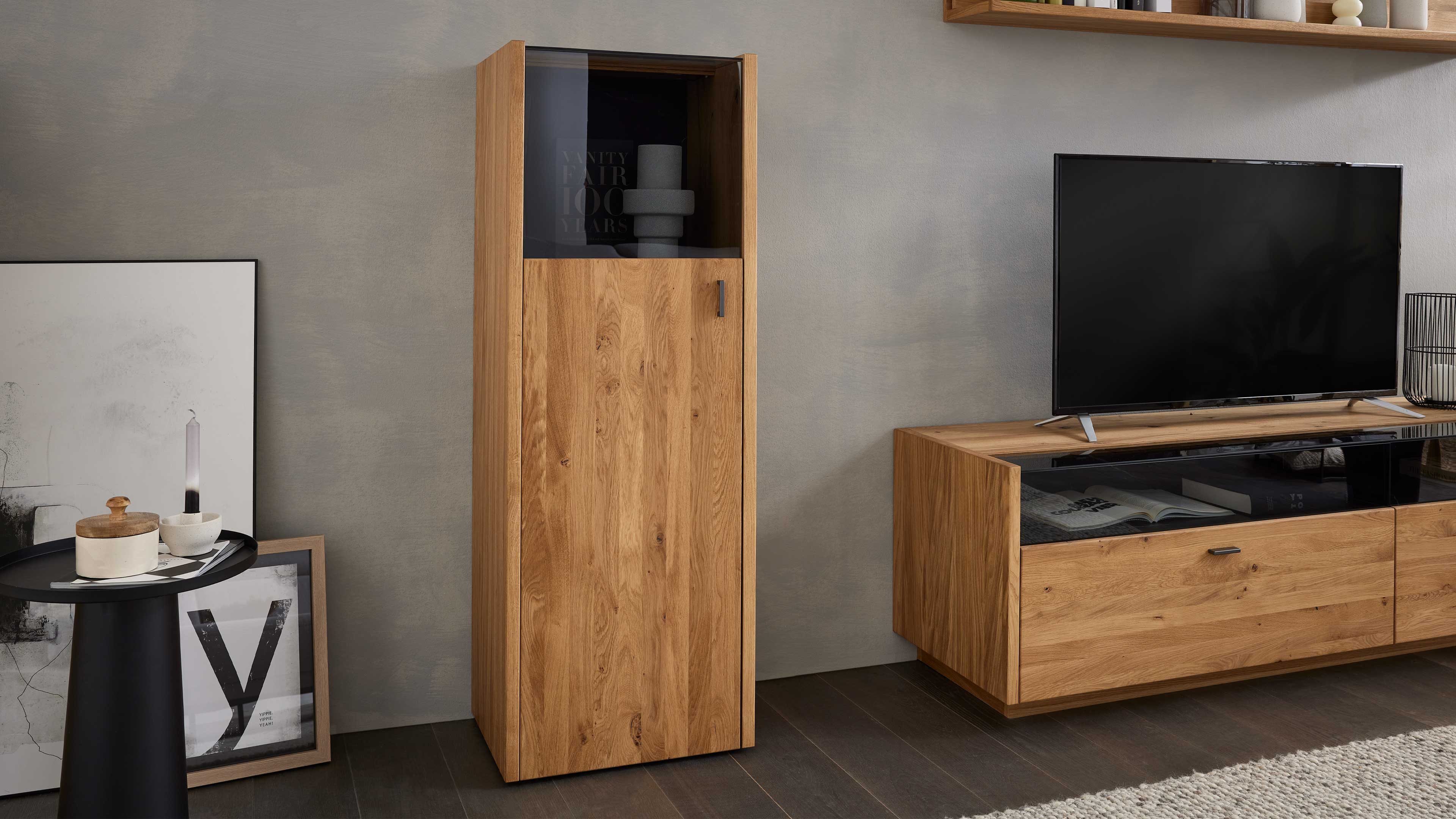 Highboard-Vitrine in Asteiche mit Schwarzglas-Einsatz in der Tür