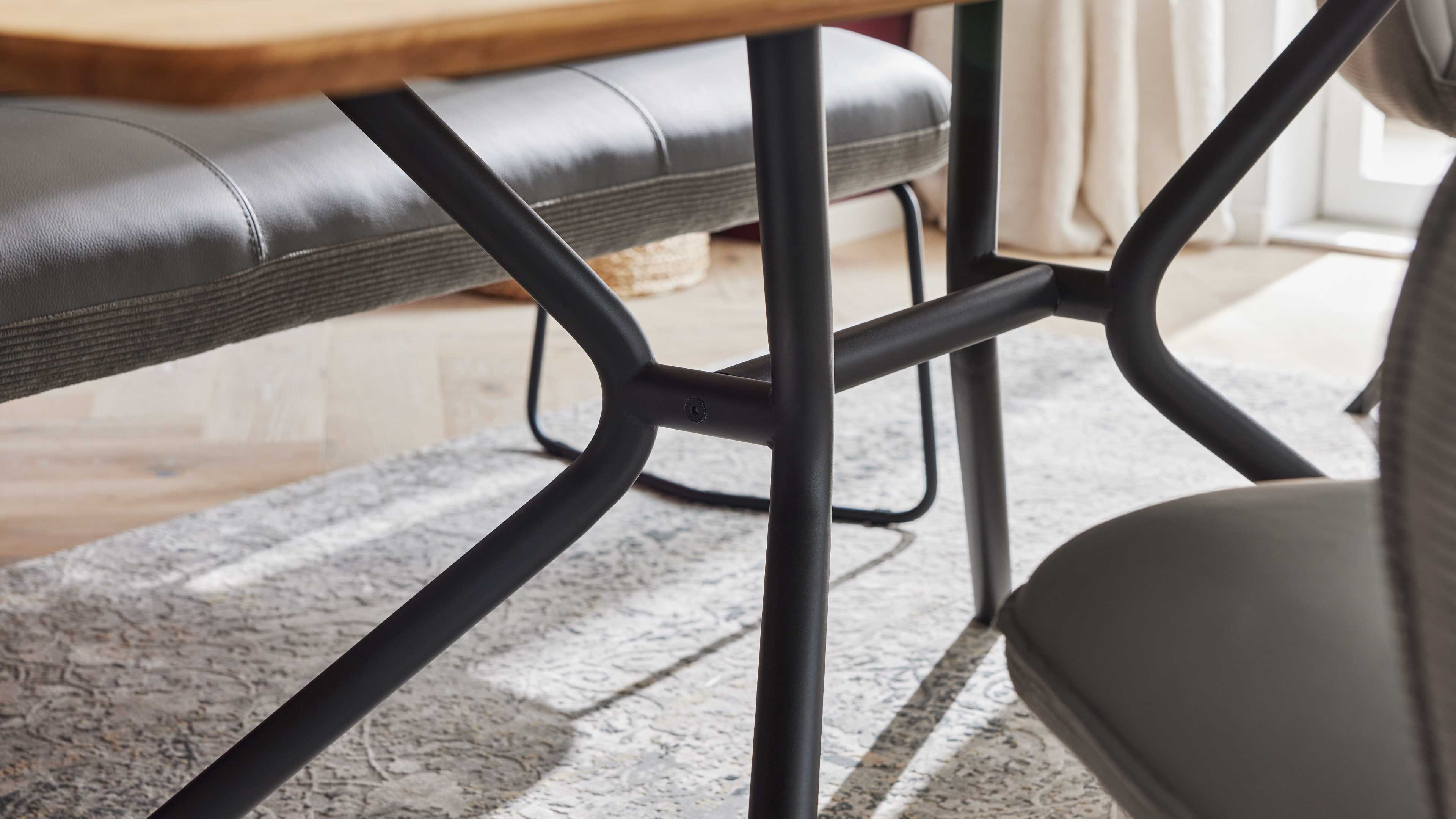 Esstisch mit heller Wildeiche und schwarzem Metallgestell im Industrial-Stil