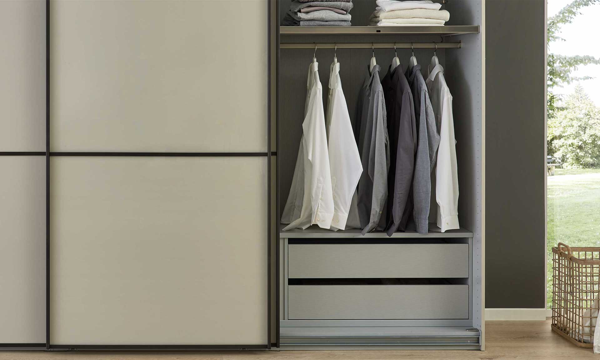 Schwebetürenschrank Beige-Grau mit matten Fronten und schwarzer Metallelementen