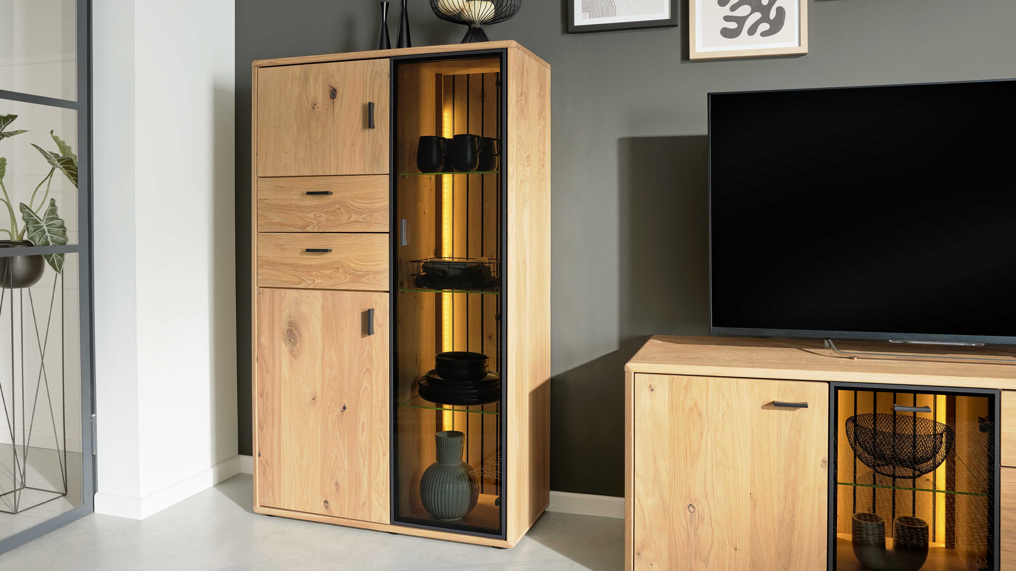 Highboard in Eichefurnier und Schwarzglas, mit Türen und Schubladen für Stauraum