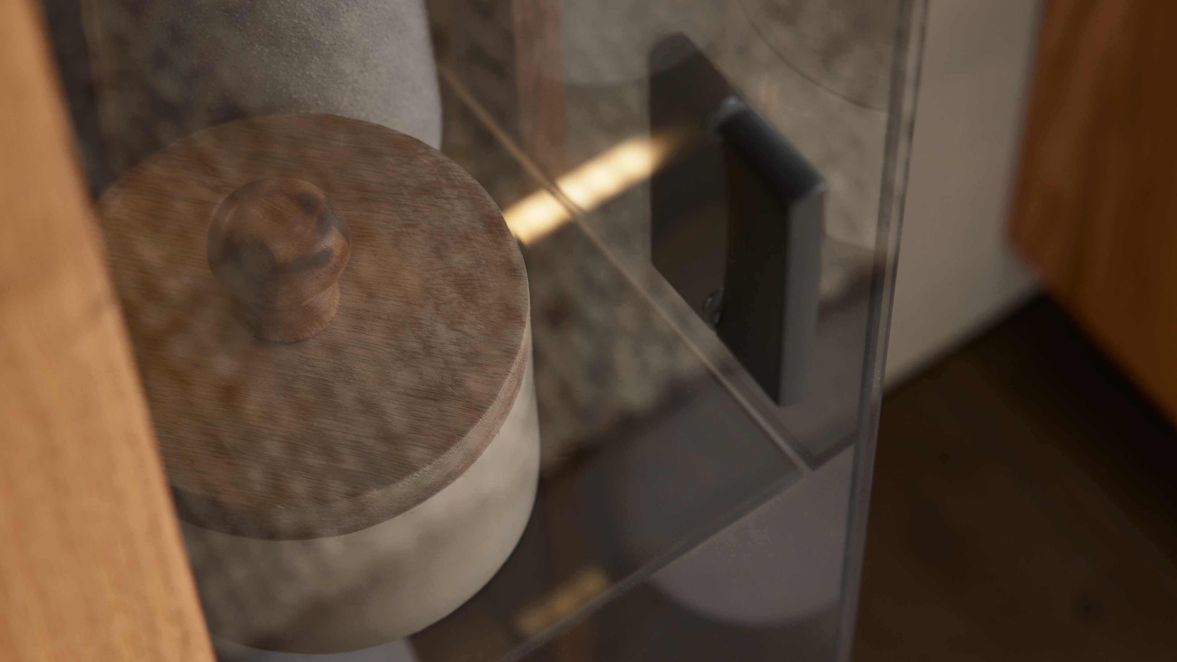 Hohe Vitrine in Asteiche und Schwarzglas-Einsätzen