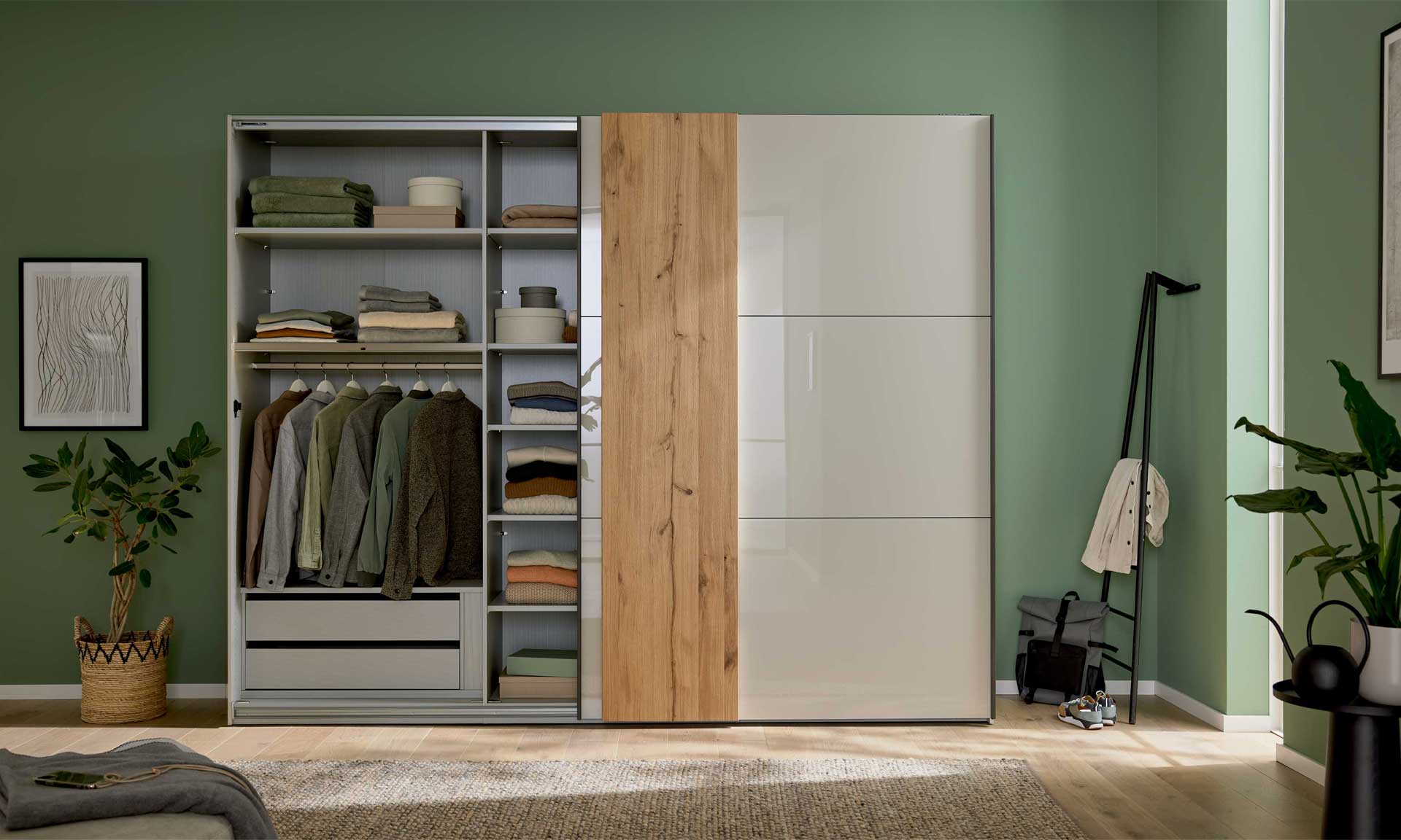 Schlafzimmer mit Doppelbett, Nachtkonsolen und Kleiderschrank in Graubeige und Kernholz