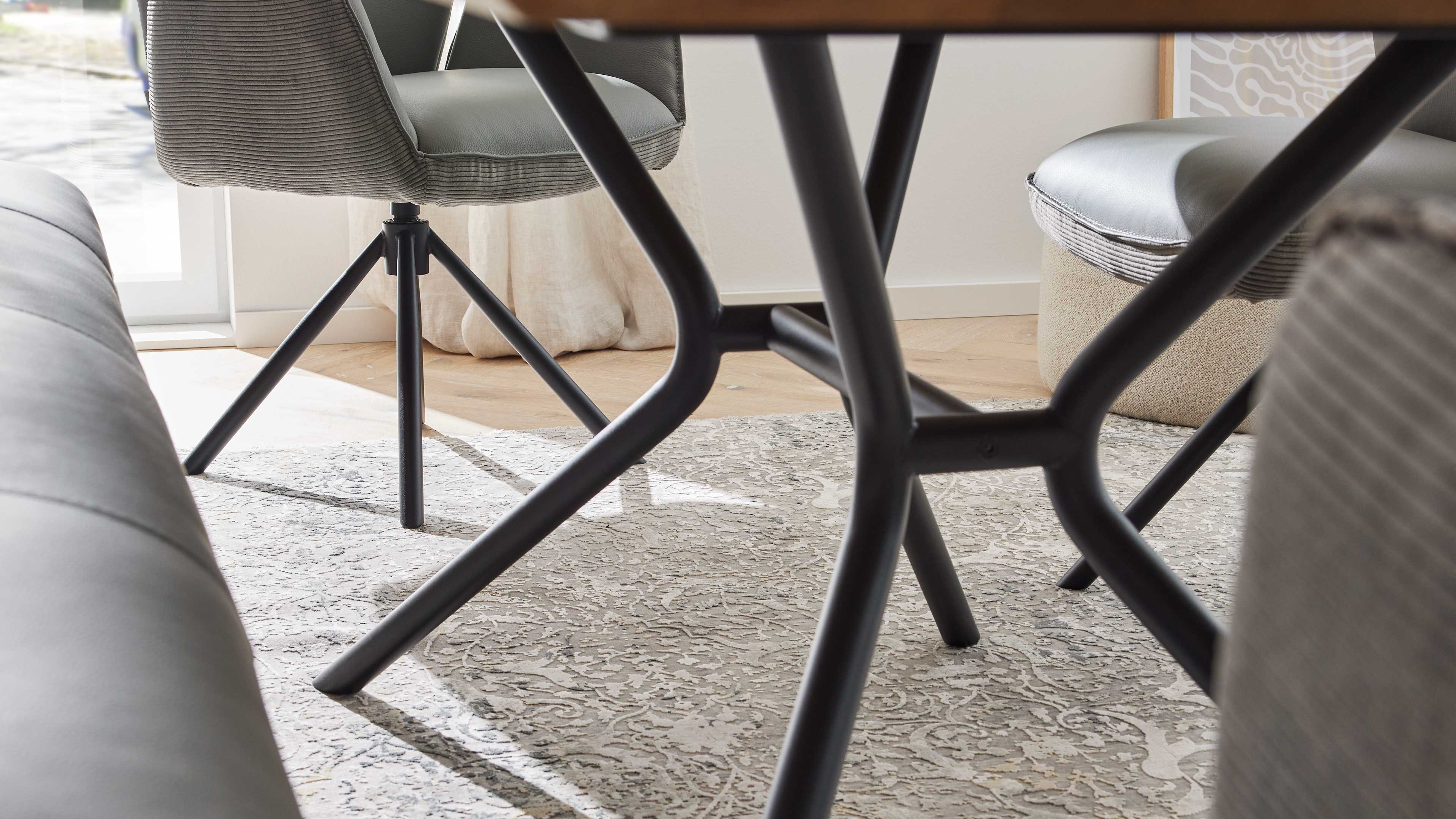 Esstisch mit heller Wildeiche und schwarzem Metallgestell im Industrial-Stil