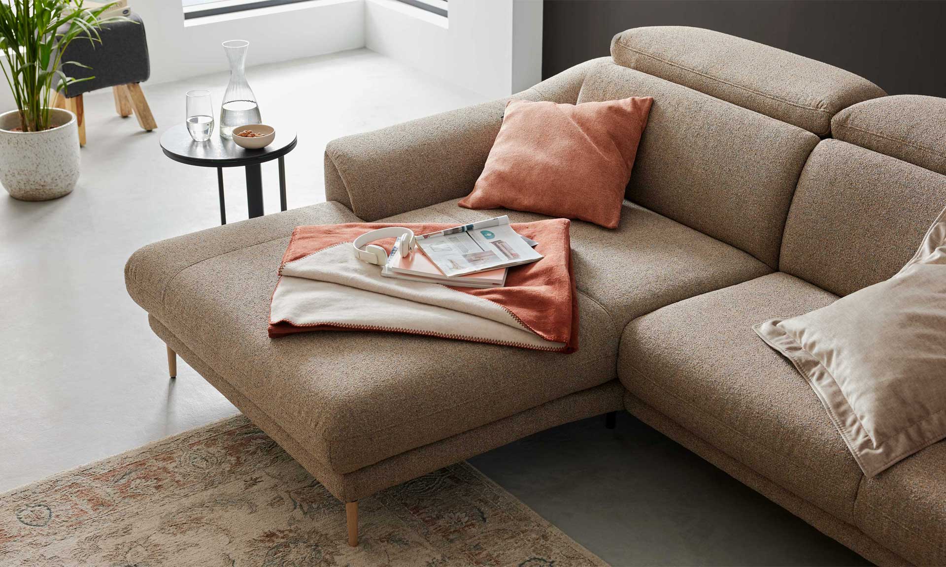 Ecksofa mit meliertem Stoff in Sand und schwarzen Winkelfüßen
