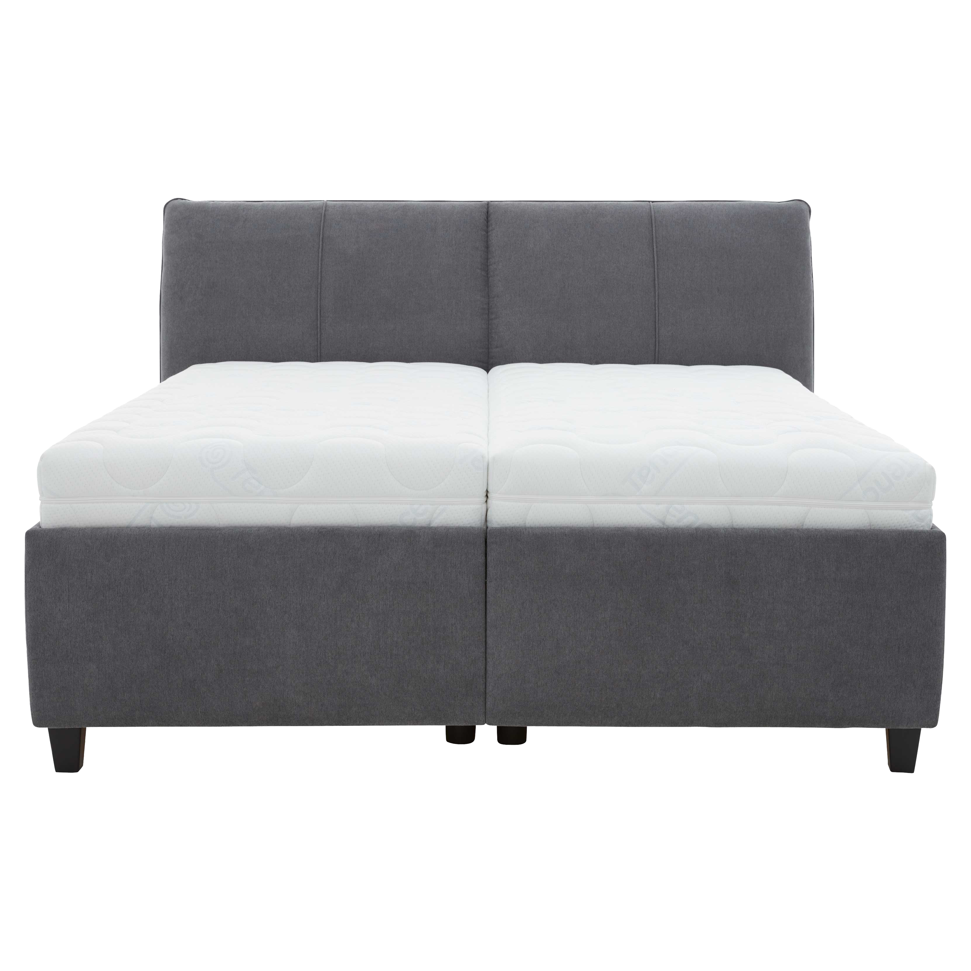 Graues, rechteckiges Doppelbett mit hoher, gepolsterter Rückenlehne, zweiteiliger weißer Matratze, vertikale Nähte und schwarze Stützfüße.