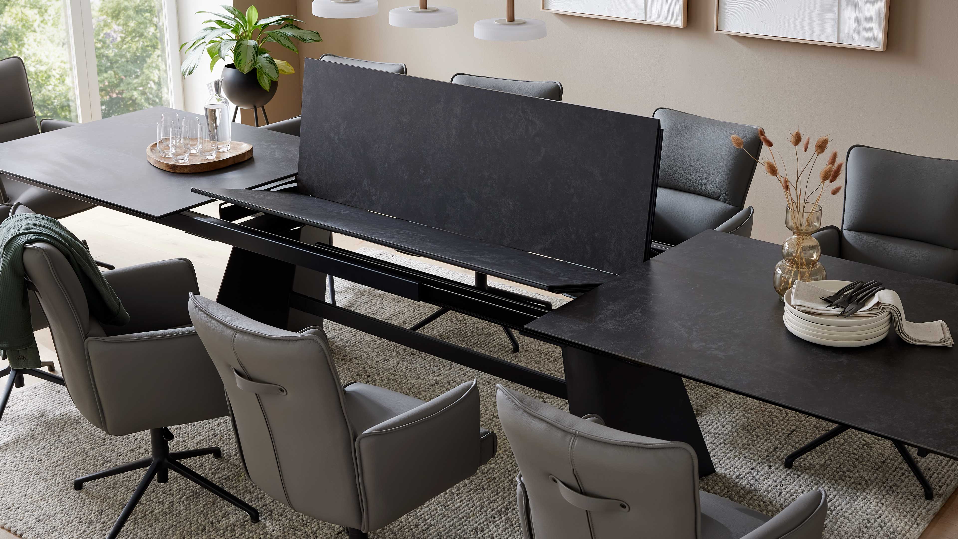 Ausziehtisch mit Glas-Keramik-Oberfläche in Oxidoptik und schwarzem Metallgestell für moderne Esszimmer und flexible Platzgestaltung