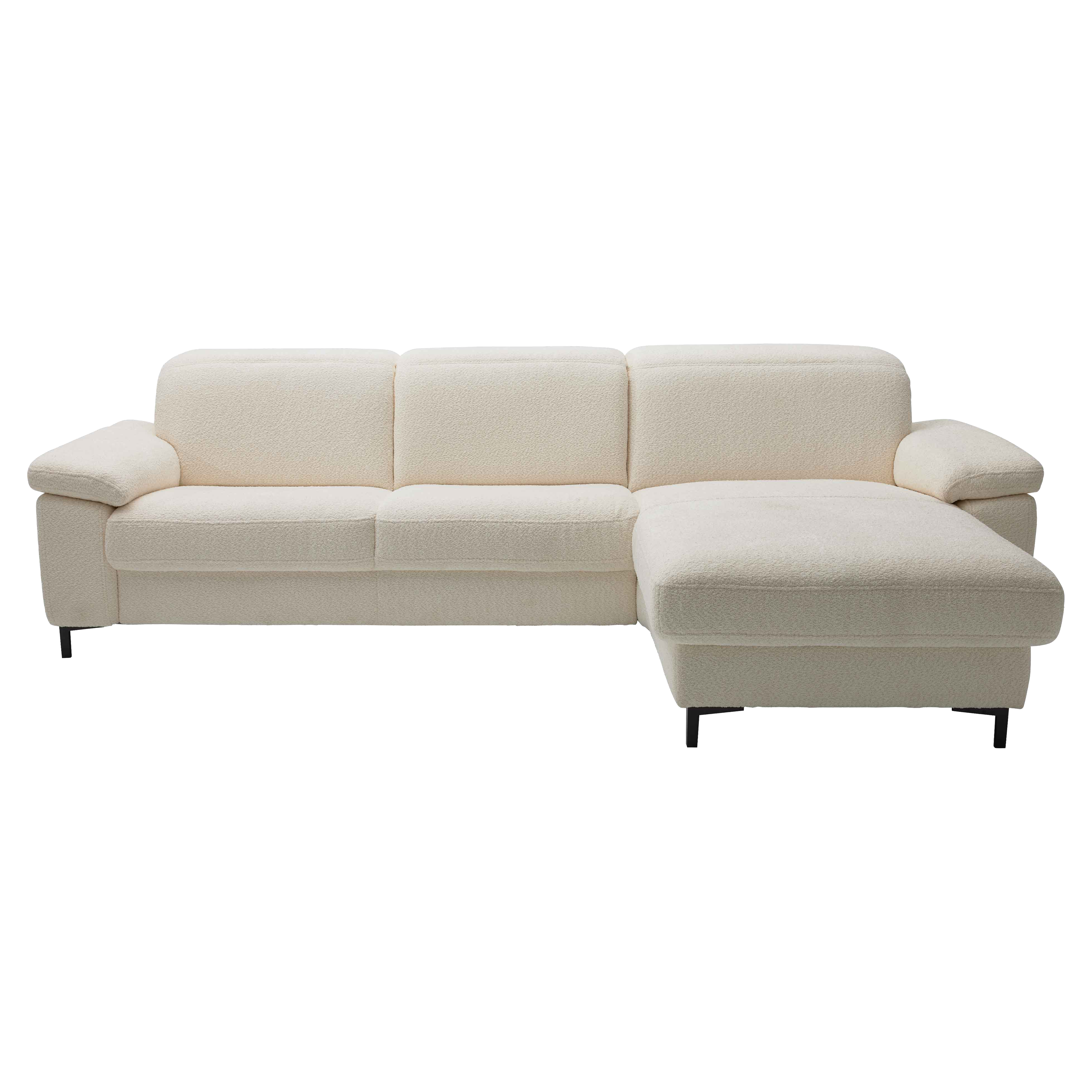 Ecksofa in hellcreme mit rechter Ottomane, drei Rückenpolstern, gepolsterten Armlehnen und schwarzen Metallfüßen.