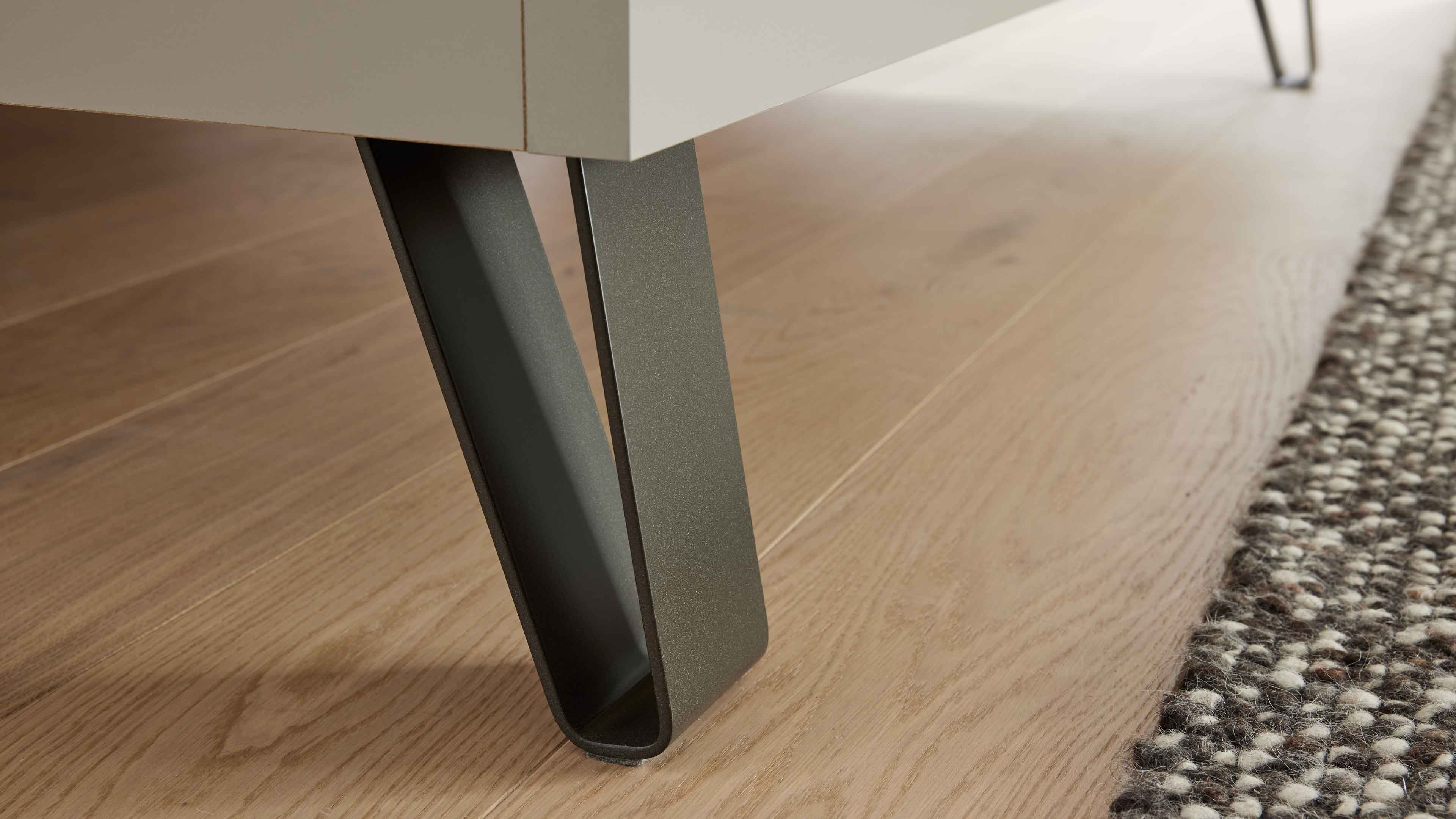 Vierteiliges Schlafzimmer in Kieselgrau und Weiß mit Bett, Nachtkonsolen und großem Kleiderschrank im modernen Design.