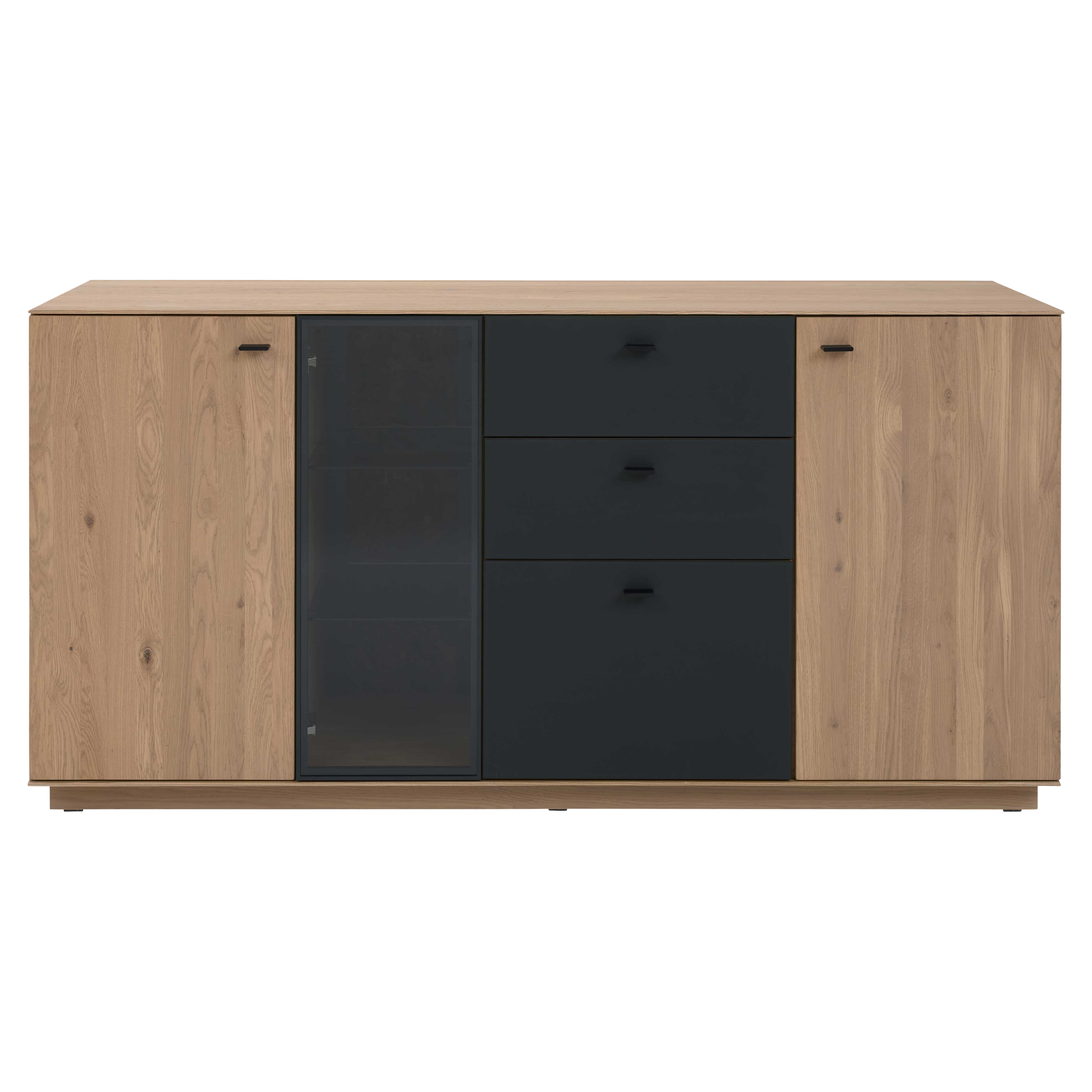 Sideboard in hellem Holz mit mittig dunklem Modul: links Glastür mit Einlegeböden, rechts drei schwarze Schubladen.