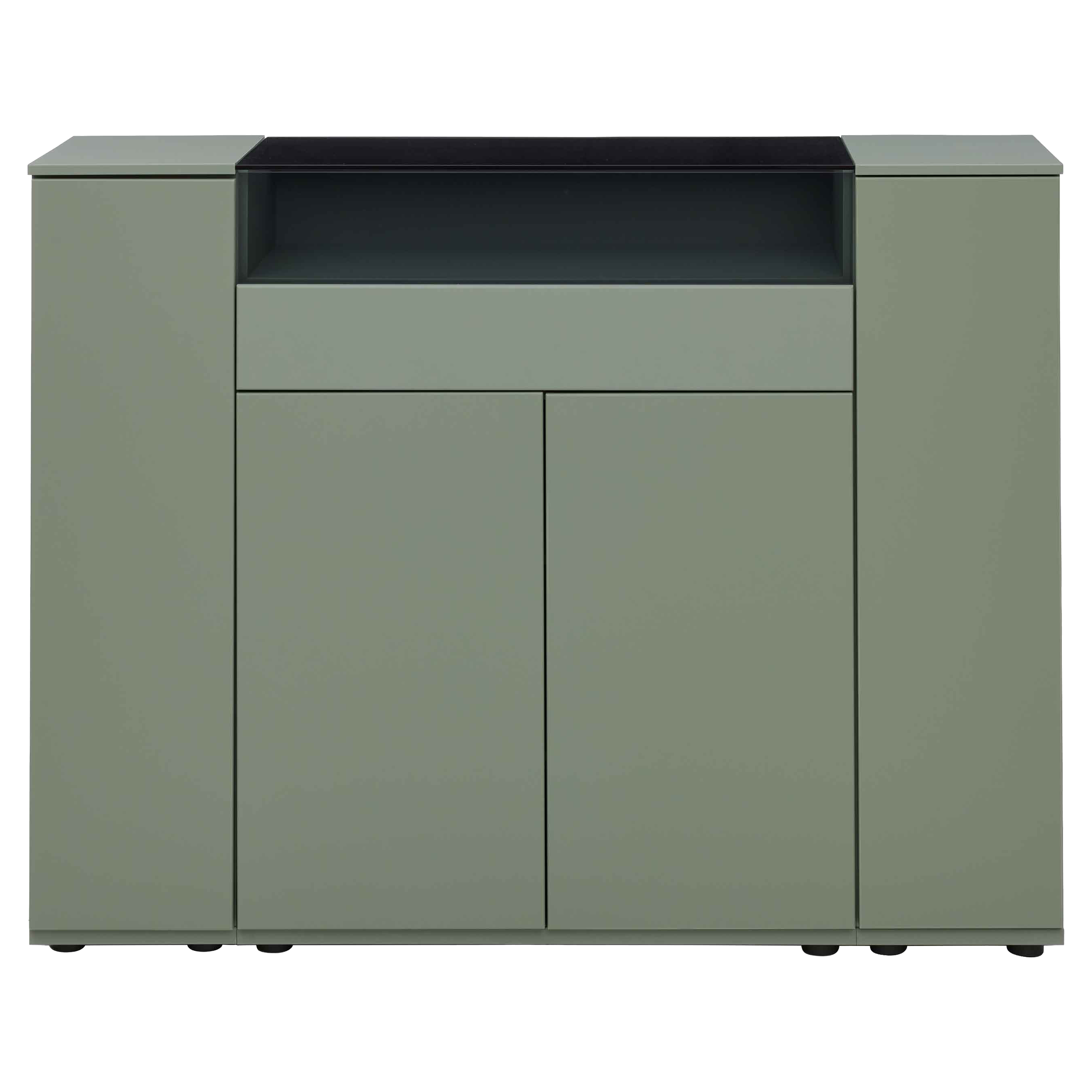 Grünes Sideboard mit offenem Oberfach und dunkler Rückwand, einer mittigen Schublade, zwei Fronttüren und schwarzen Füßen.