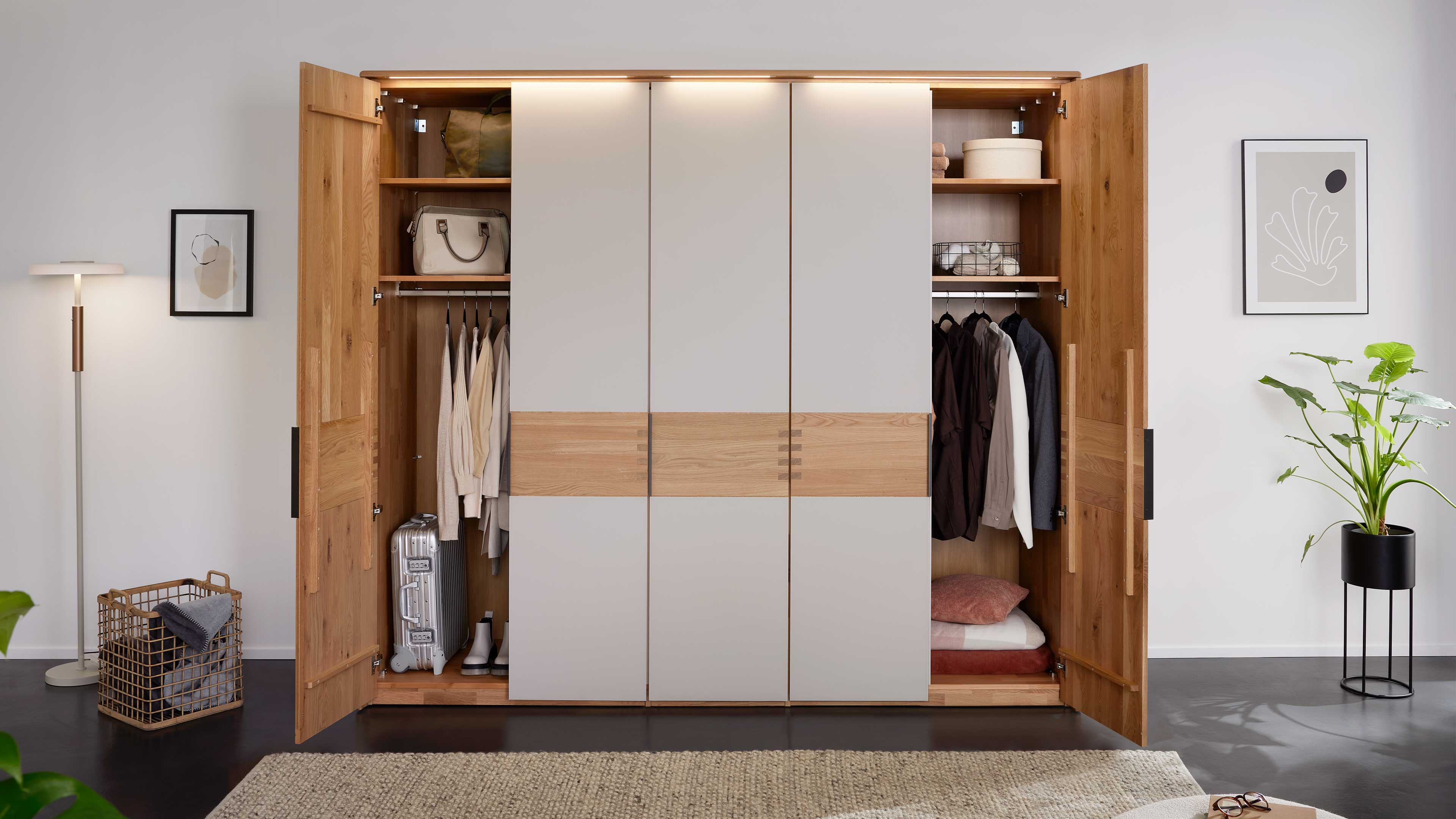 Schlafzimmer in Wildeiche, gepolstertem Kopfteil, Kleiderschrank, Bettgestell und zwei Nachtkonsolen im modernen Look