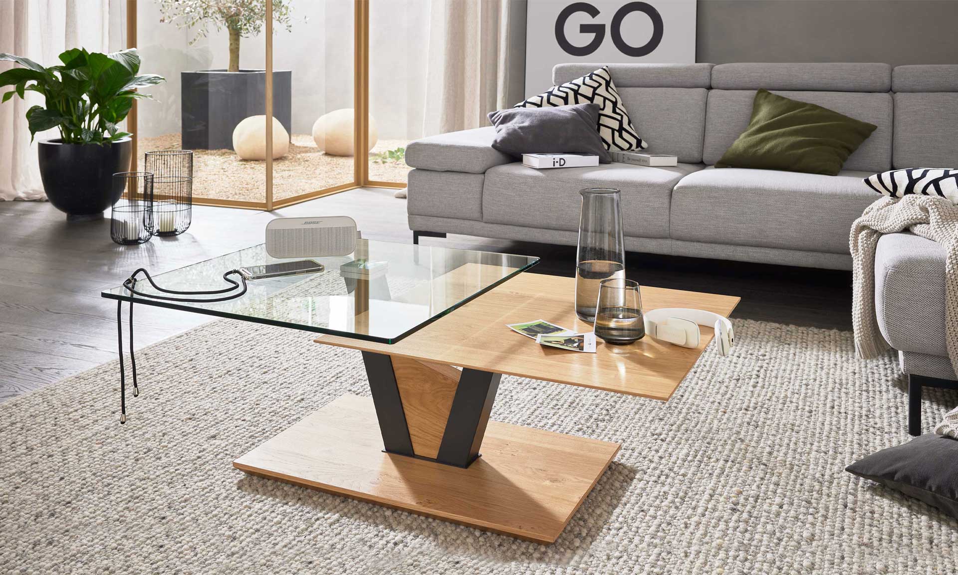 Couchtisch mit Eichefurnier und drehbarer Glasplatte