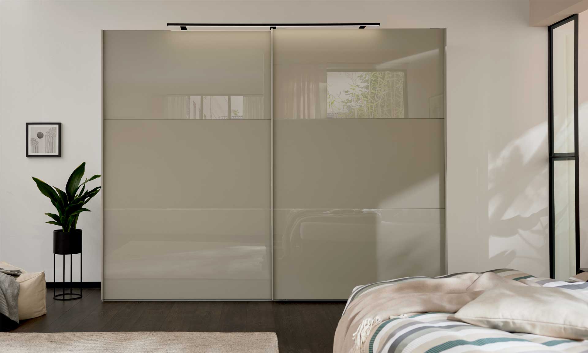IL1211 Schwebetürenschrank 236 cm hoch Wohnbeispiel Frontale