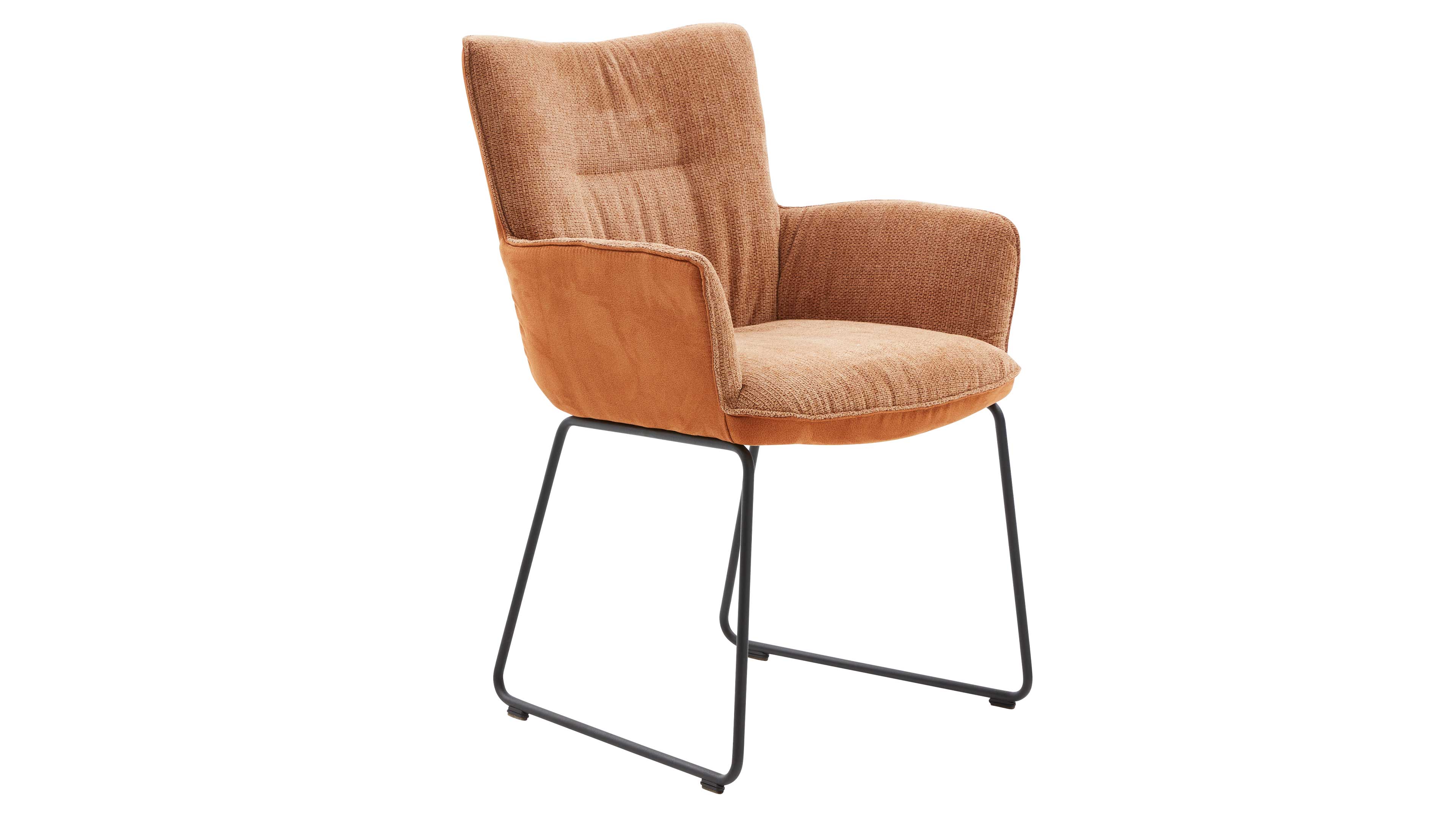 Gepolsterter Stuhl mit abgerundeter Sitzfläche und Armlehnen, zweifarbiger orange-brauner Bezug und schwarzes Metallgestell.