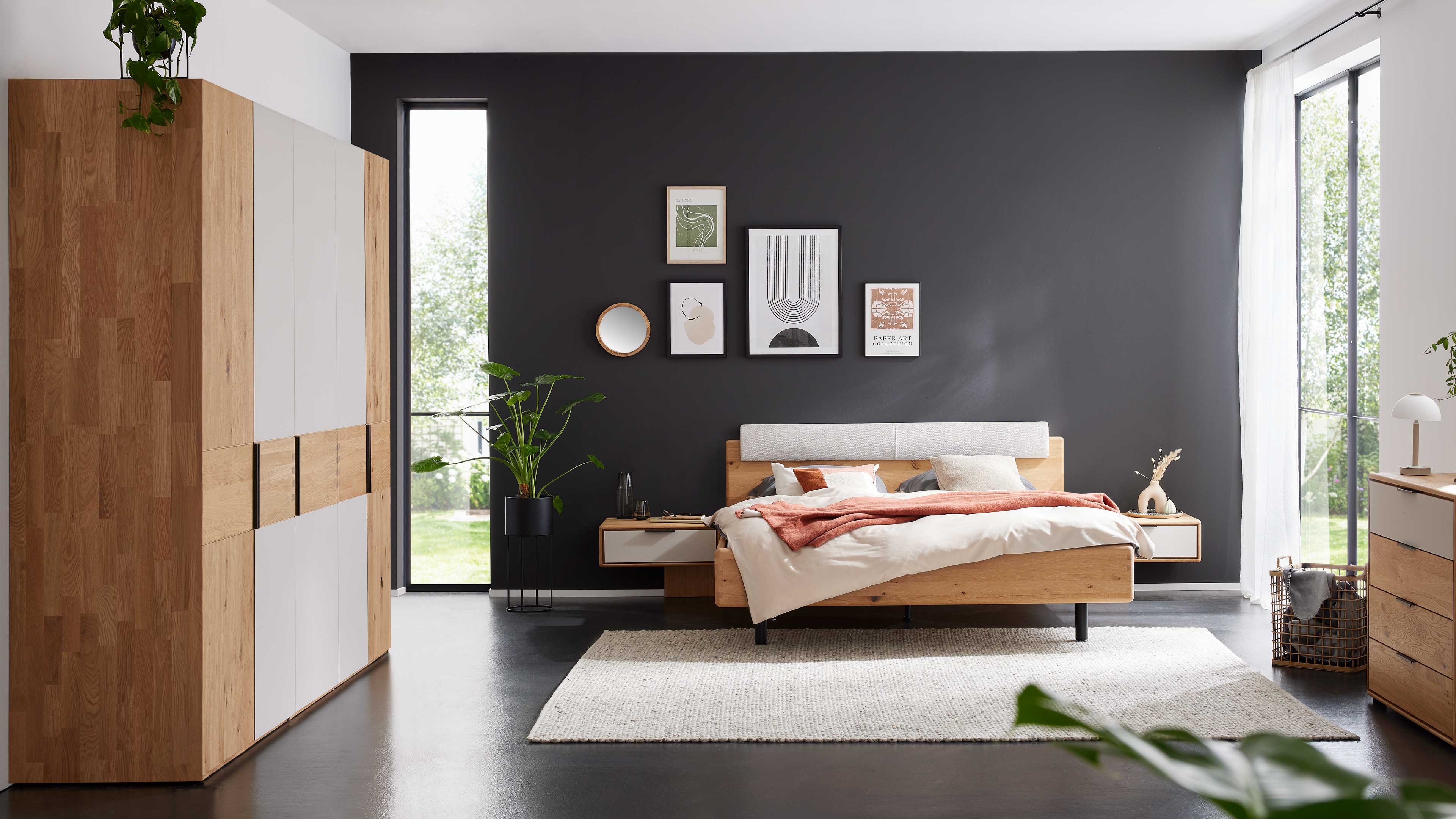 Schlafzimmer in Wildeiche, gepolstertem Kopfteil, Kleiderschrank, Bettgestell und zwei Nachtkonsolen im modernen Look