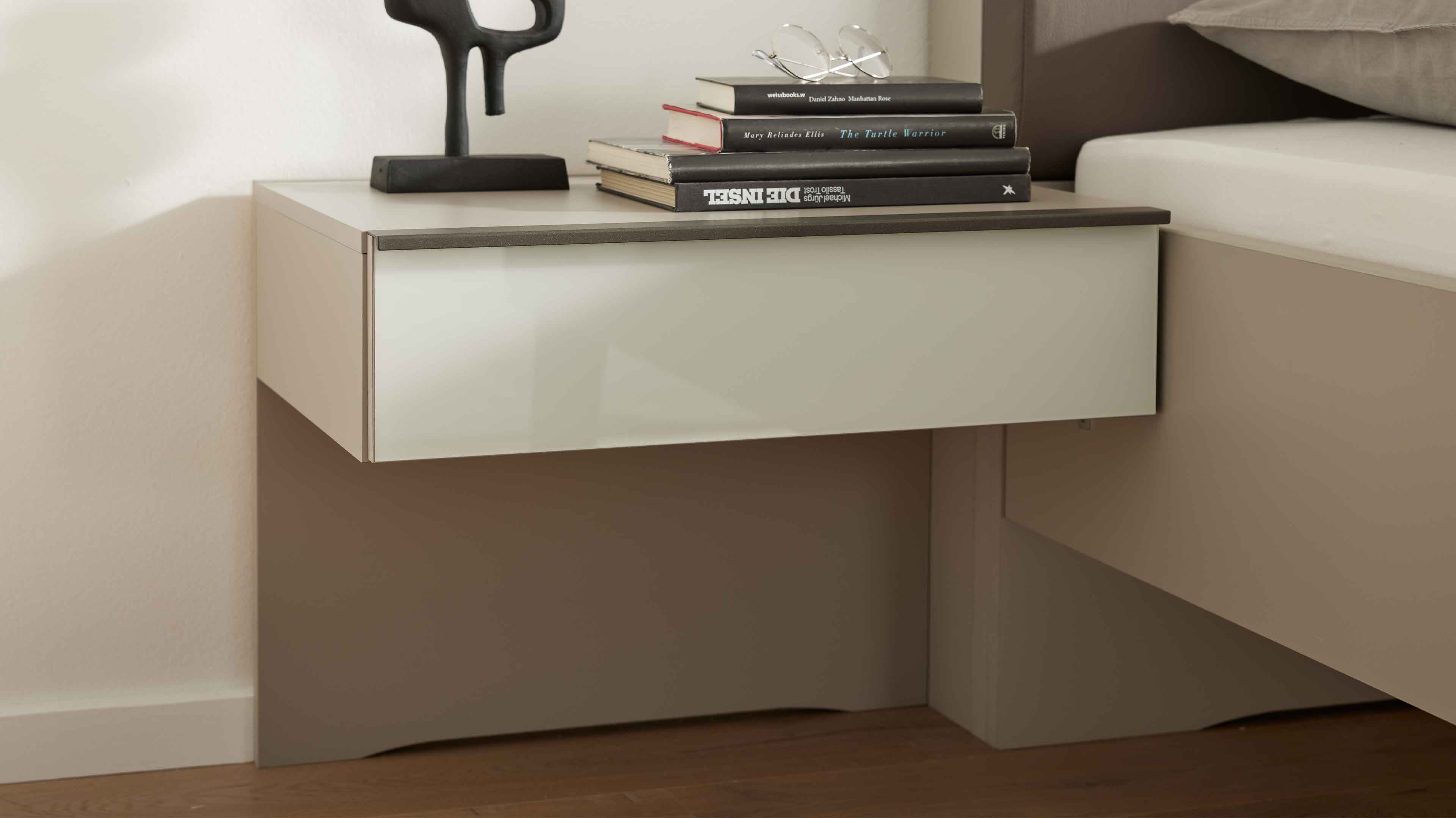 Vierteiliges Schlafzimmer in Kieselgrau und Weiß mit Bett, Nachtkonsolen und großem Kleiderschrank im modernen Design.