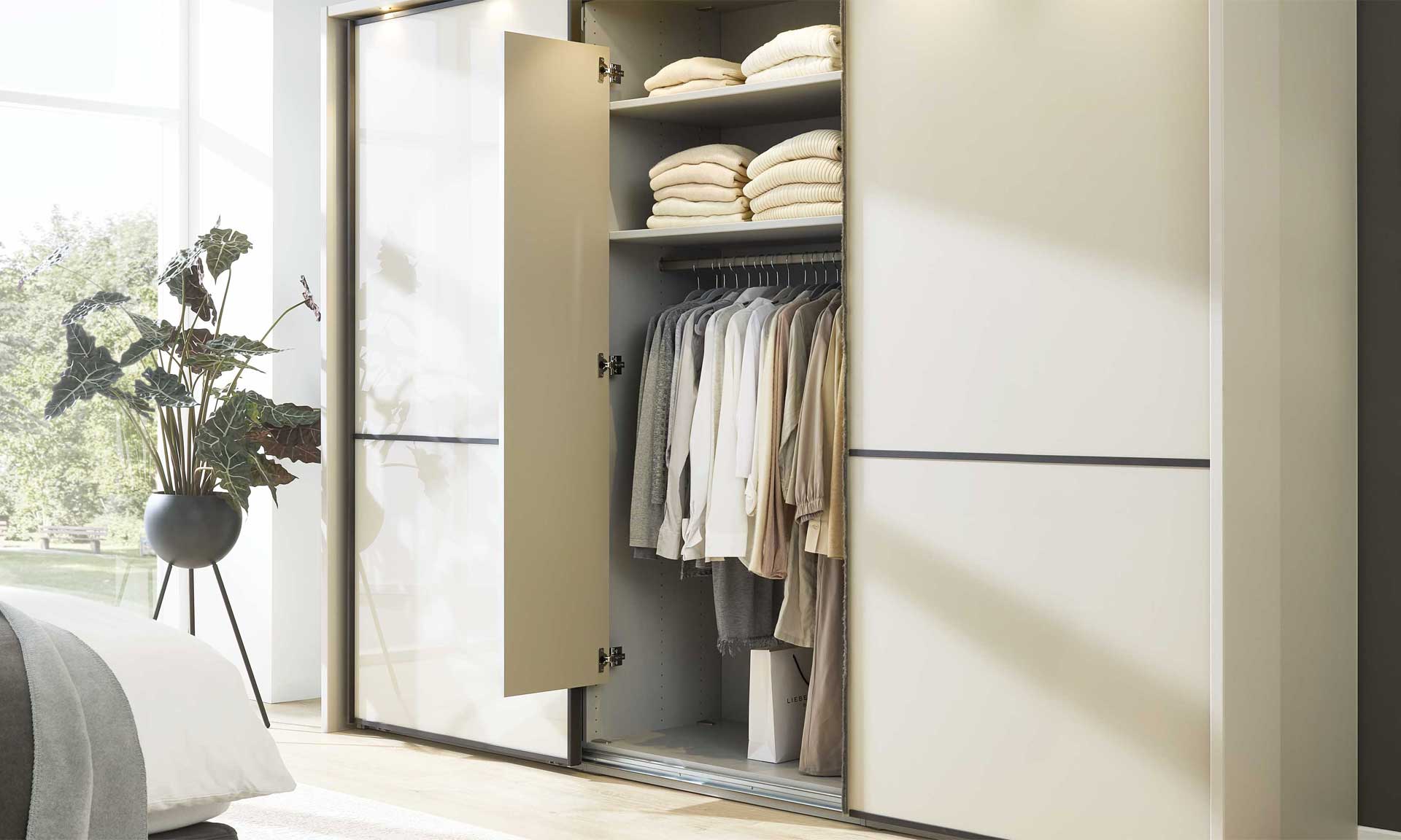 Schwebetürenschrank Beige-Grau mit matten Fronten und schwarzer Metallelementen