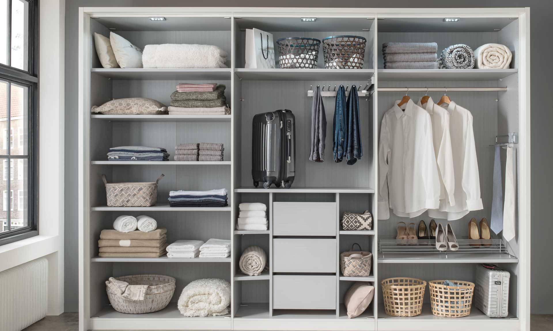 Schwebetürenschrank mit Glasfronten in Weiß und Spiegelelement