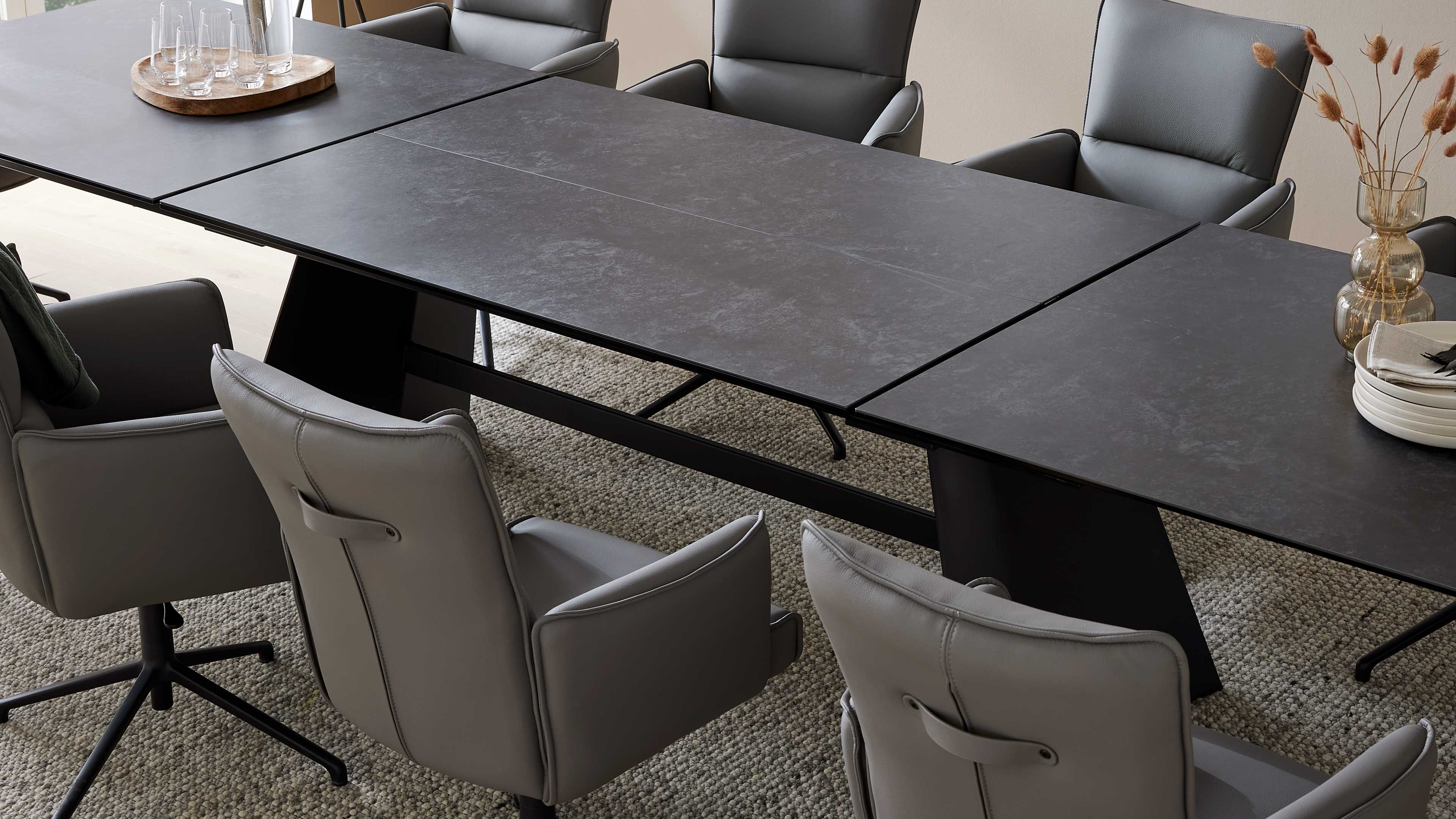Ausziehtisch mit Glas-Keramik-Oberfläche in Oxidoptik und schwarzem Metallgestell für moderne Esszimmer und flexible Platzgestaltung
