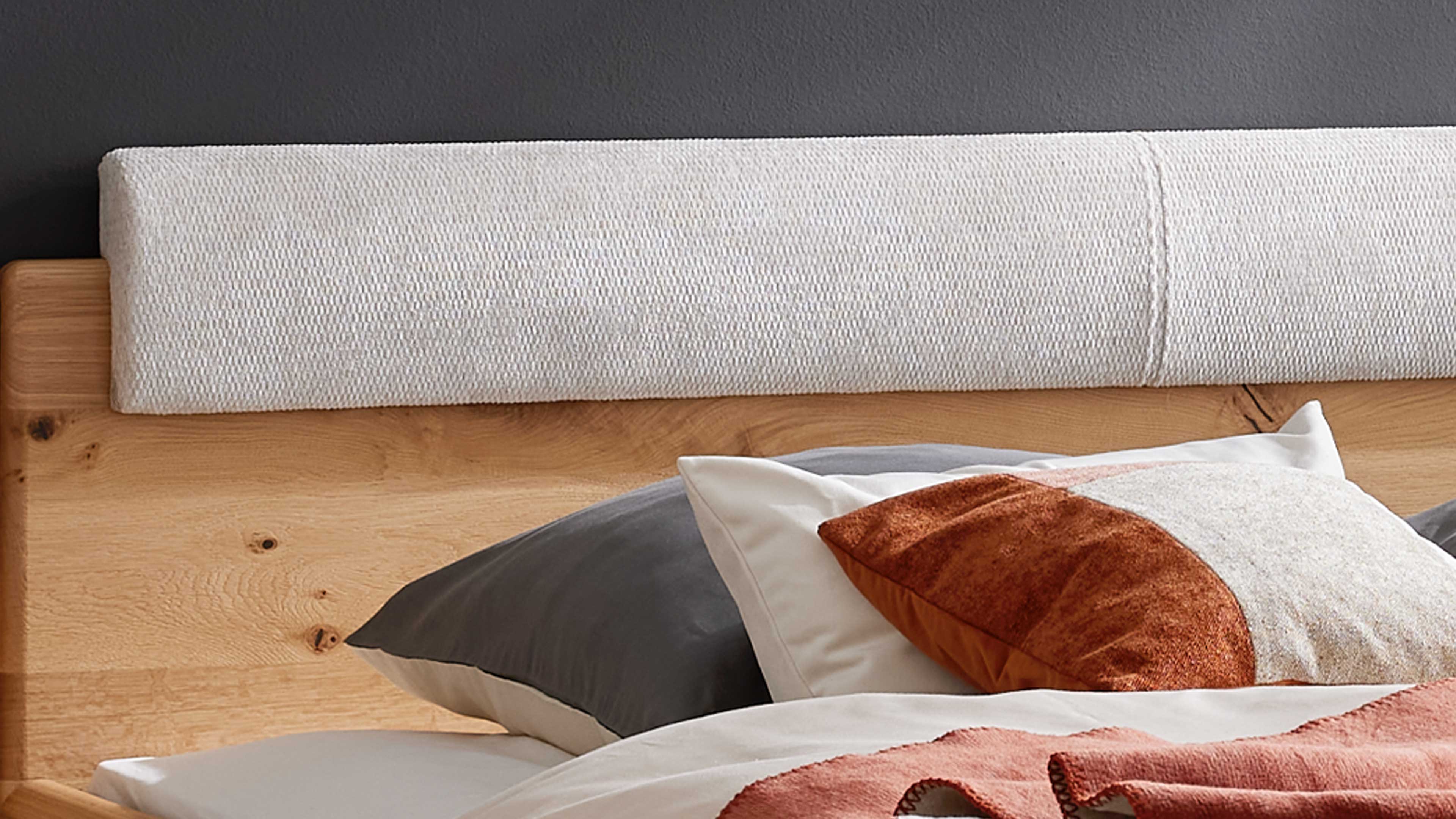 Doppelbett in Wildeiche mit gepolstertem Kopfteil und stabilem Holzrahmen für ein modernes Schlafzimmer
