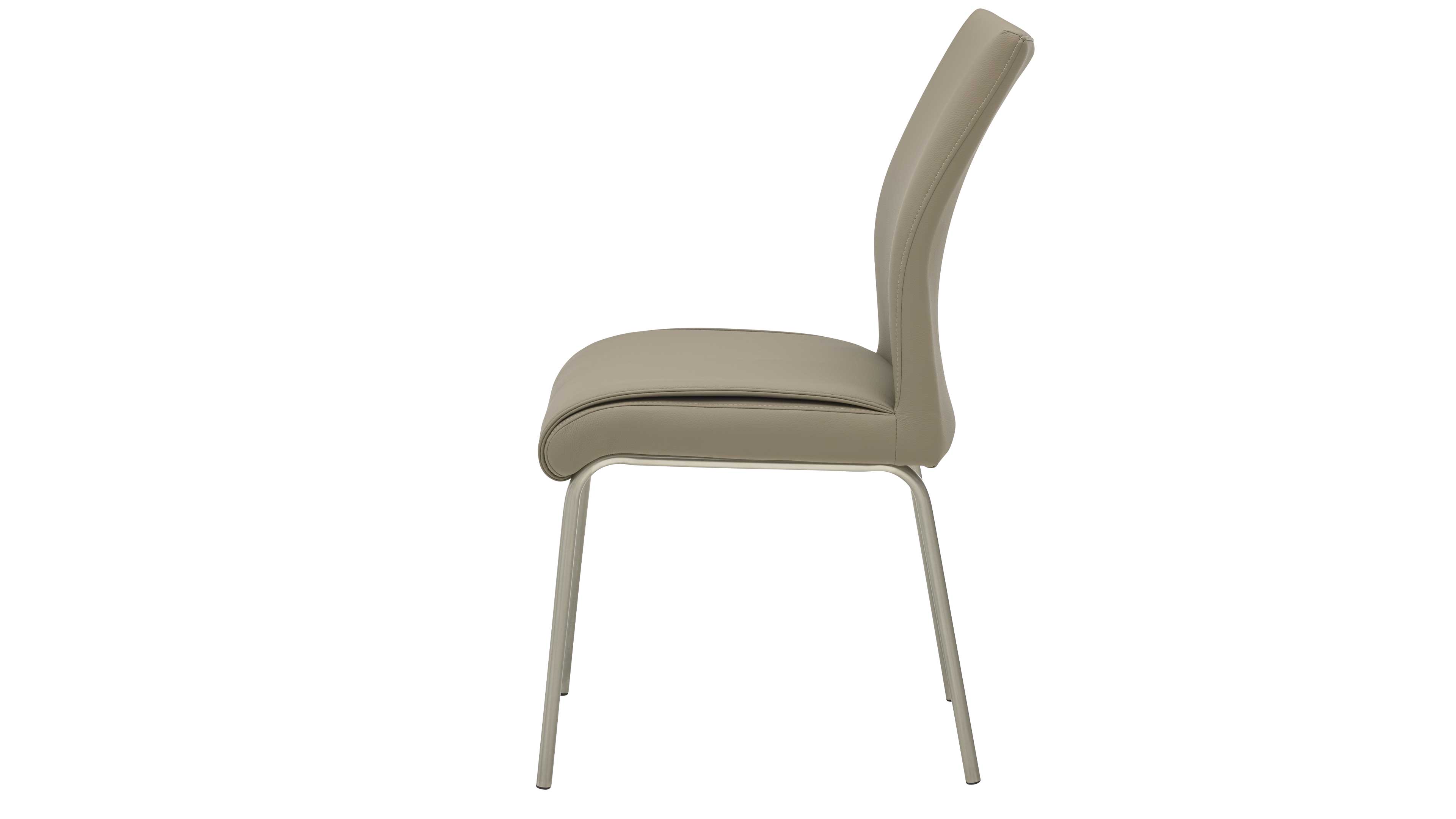 Beige Polsterstuhl in Seitenansicht mit leicht geschwungener Rückenlehne, gepolstertem Sitz und zwei schlanken Metallbeinen.