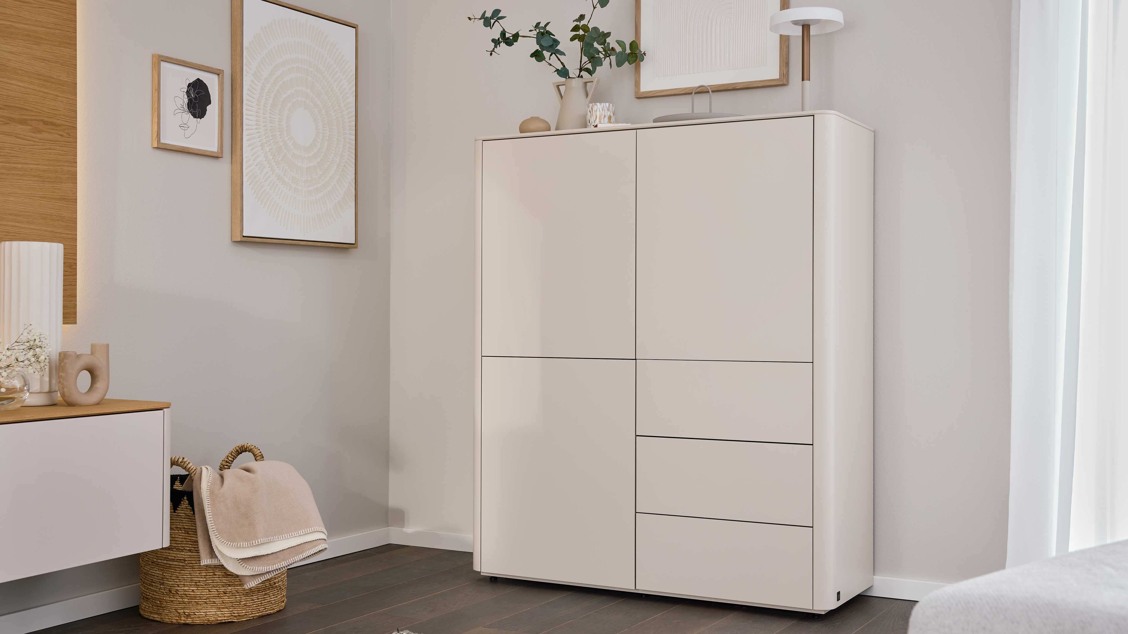 Weißes Highboard mit klarer Frontgestaltung