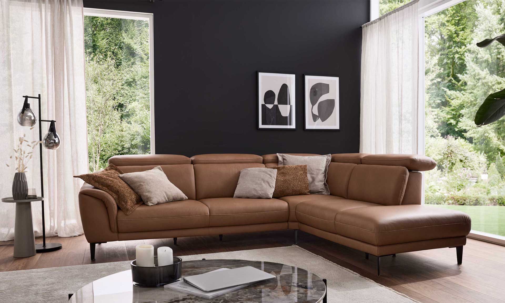 Leder-Ecksofa in Haselnussbraun, mit schwarzen Metallfüßen