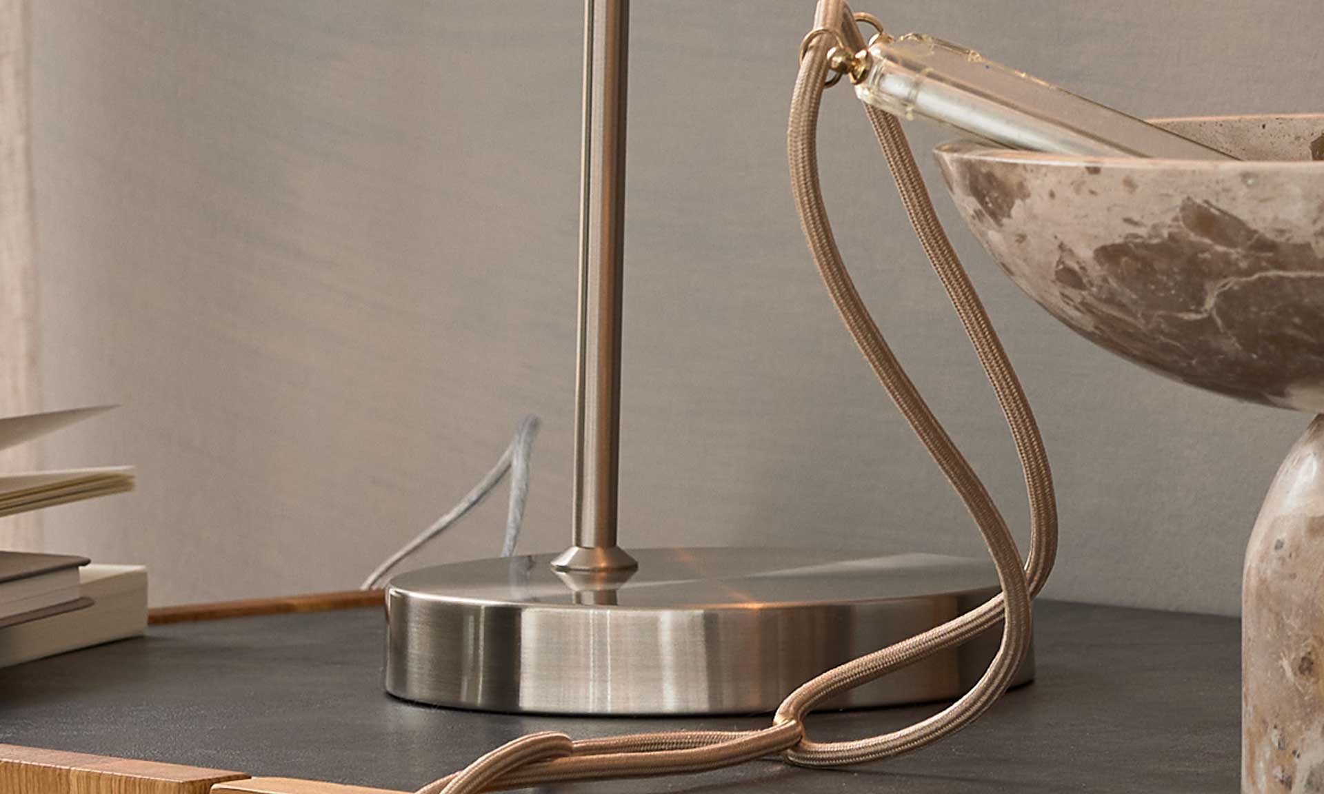 Tischlampe mit Mattglas und nickelfarbenem Metall