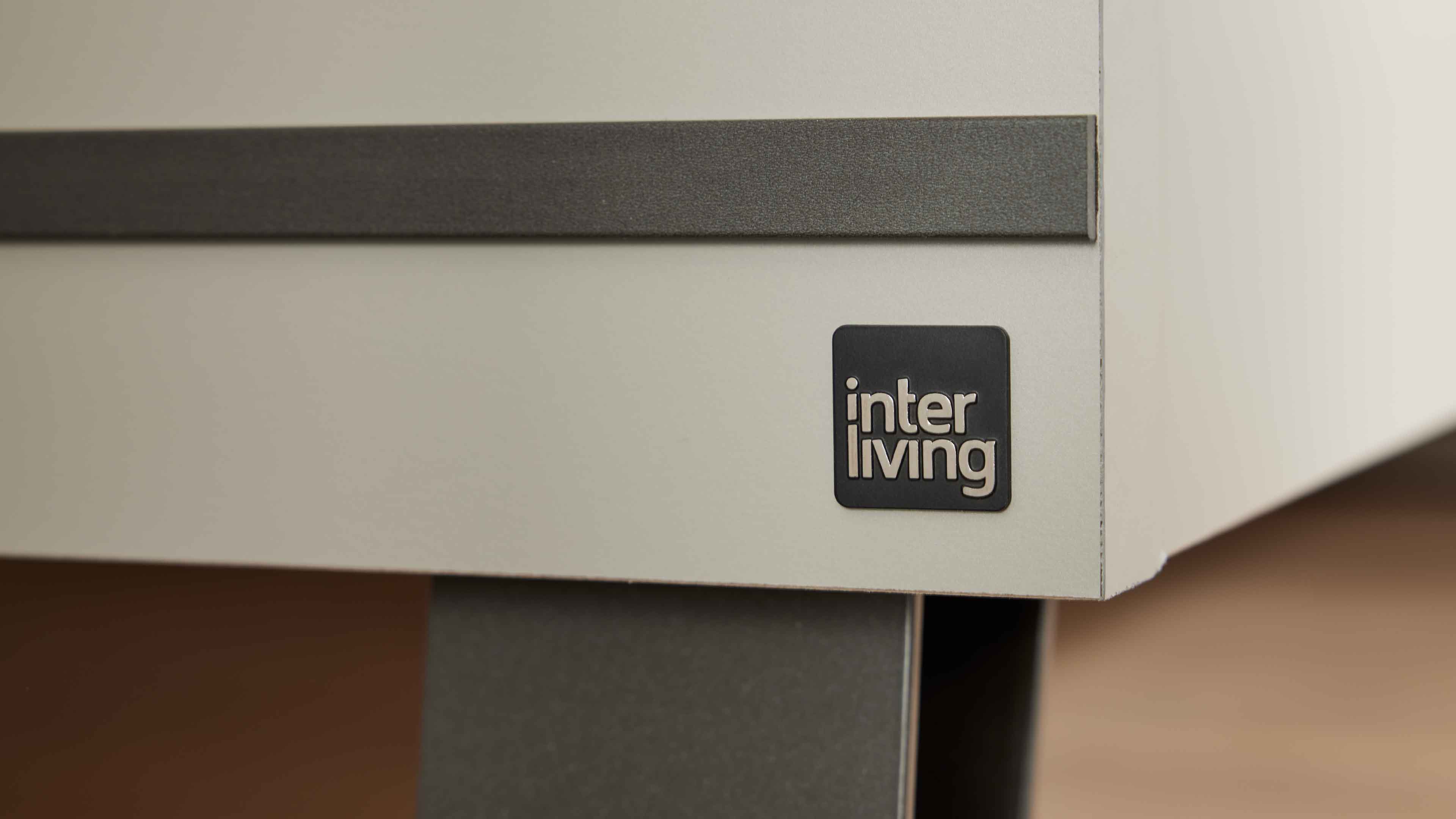 Vierteiliges Schlafzimmer in Kieselgrau und Weiß mit Bett, Nachtkonsolen und großem Kleiderschrank im modernen Design.