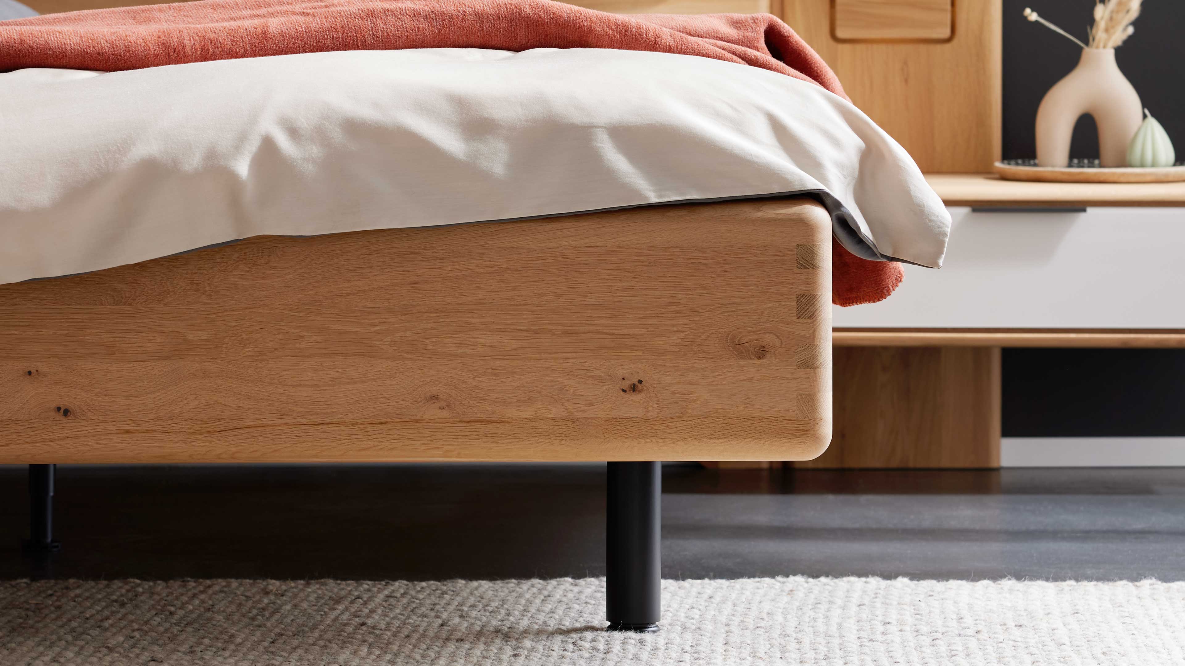 Schlafzimmer in Wildeiche, gepolstertem Kopfteil, Kleiderschrank, Bettgestell und zwei Nachtkonsolen im modernen Look