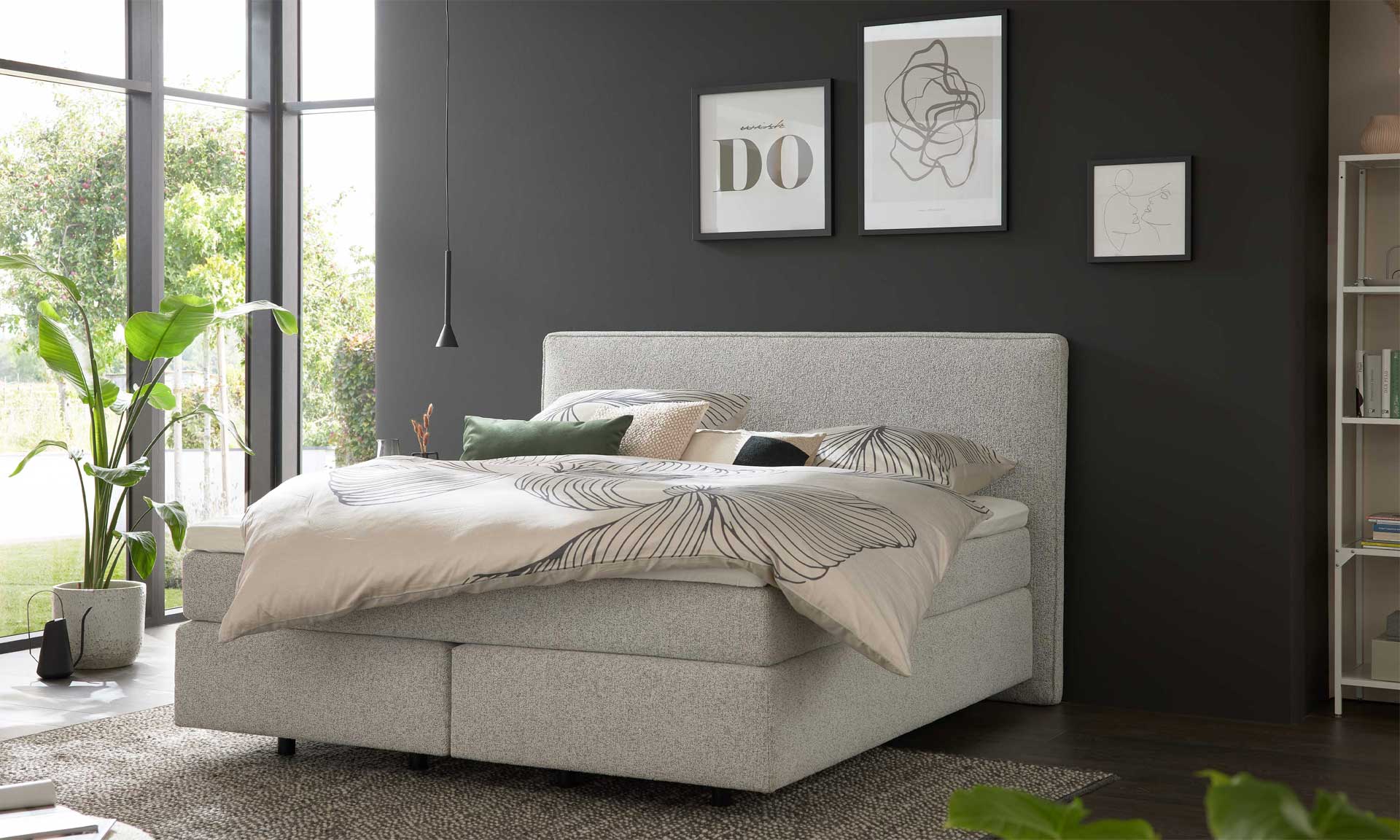 Hellgraues Boxspringbett mit Topper, 180 x 200 cm