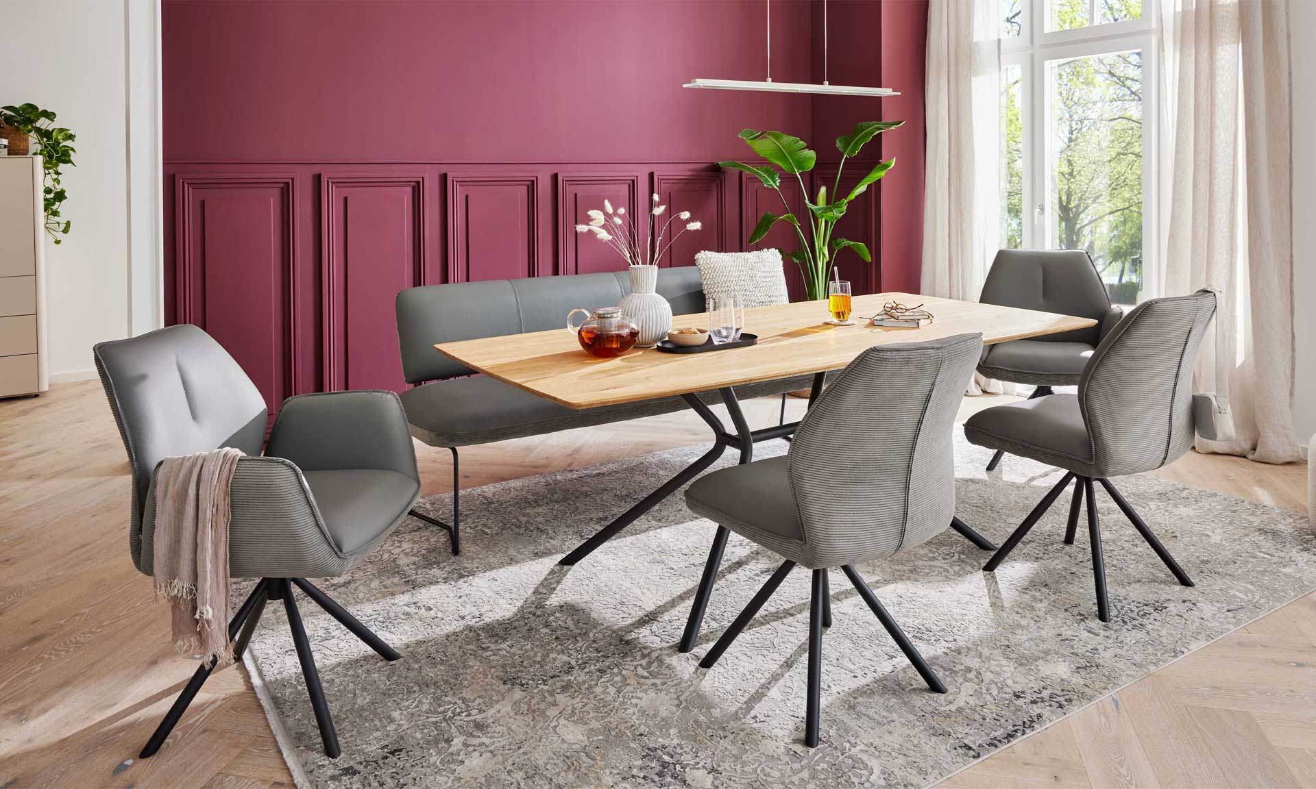 Esstisch mit heller Wildeiche und schwarzem Metallgestell im Industrial-Stil