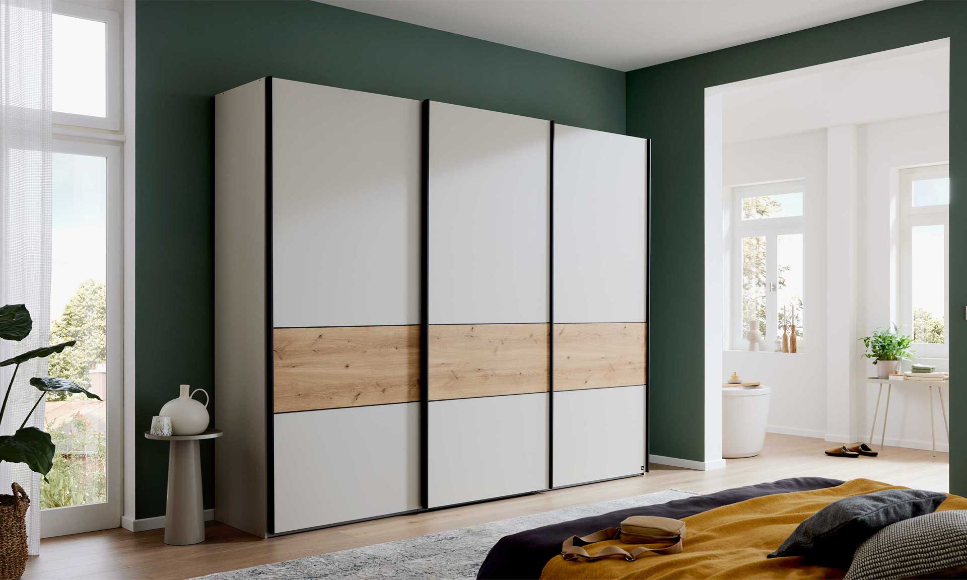 Schwebetürenschrank in Beige-Grau mit Absetzung in Eiche-Nachbildung
