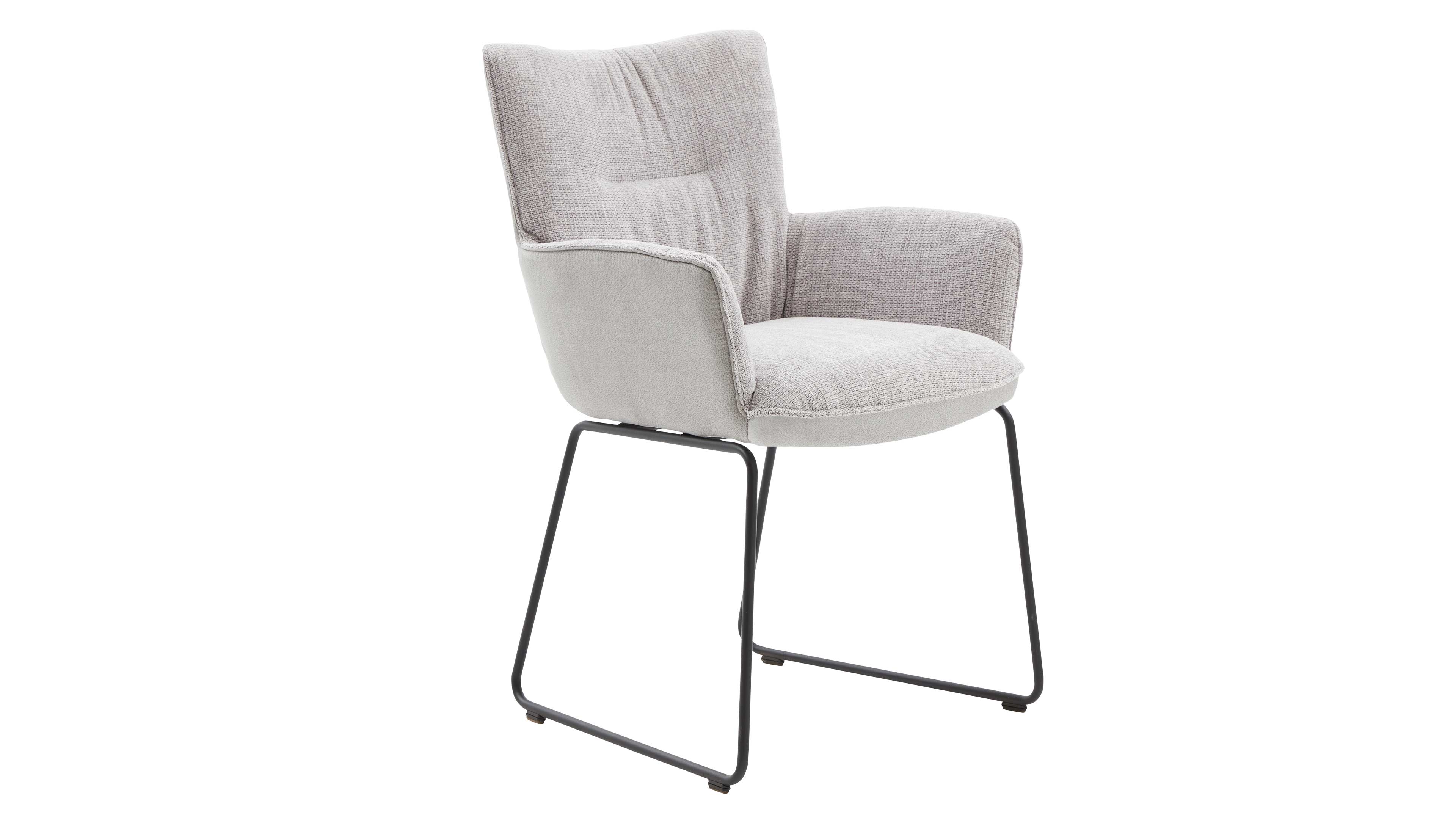 Gepolsterter Esszimmerstuhl mit hellgrauem, strukturiertem Stoffbezug, runden Armlehnen und schwarzen Metallkufen.