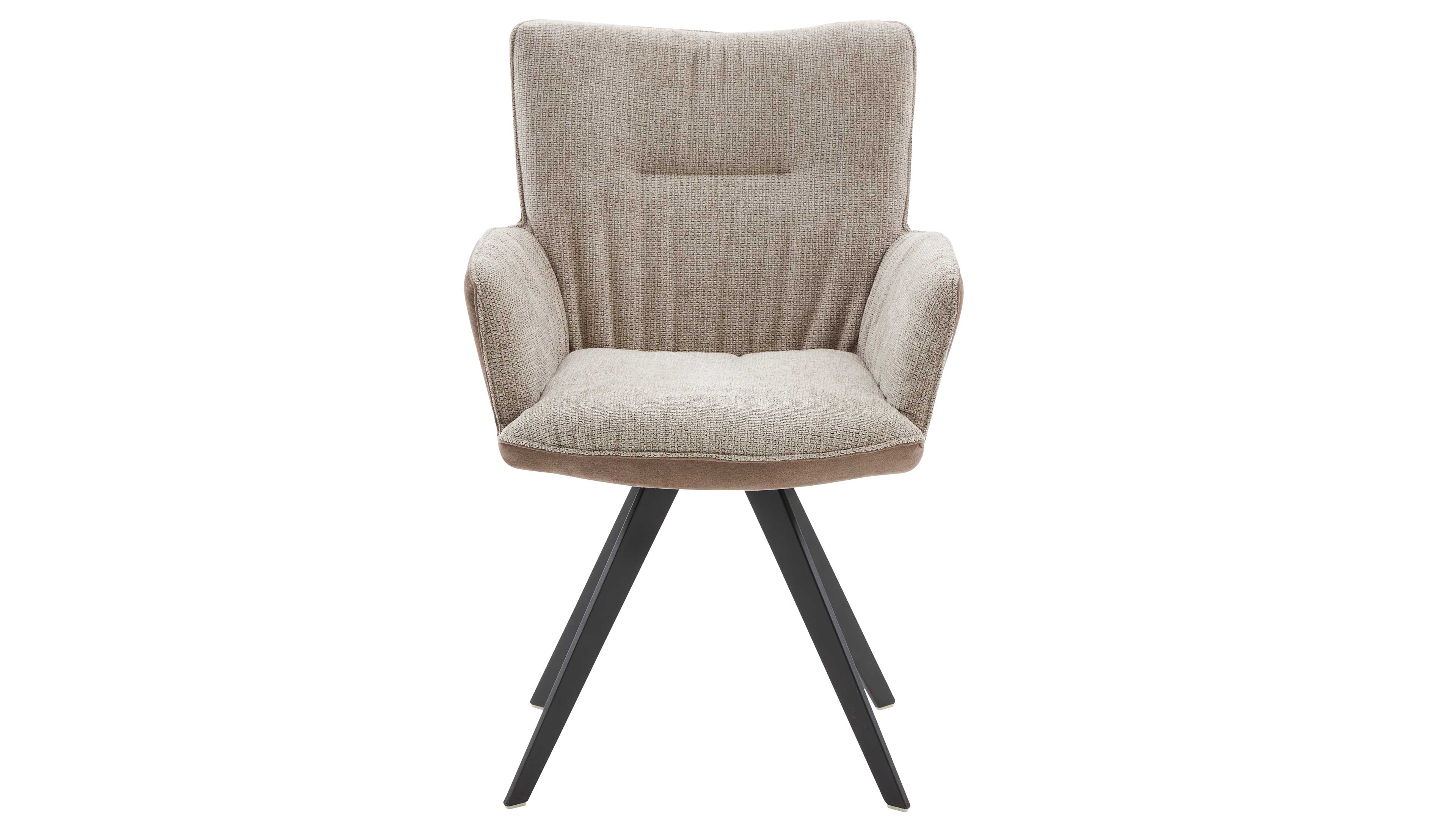 Beigefarbener Polsterstuhl mit strukturiertem Stoffbezug, gepolstertem Rücken und Armlehnen auf vier schwarzen, außen geneigten Metallbeinen.