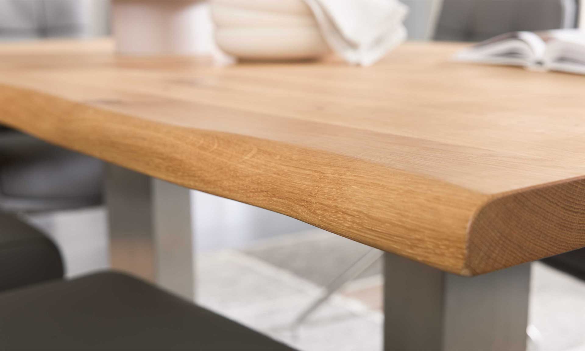 Esstisch mit massiver Holzplatte aus heller Eiche und Edelstahlgestell