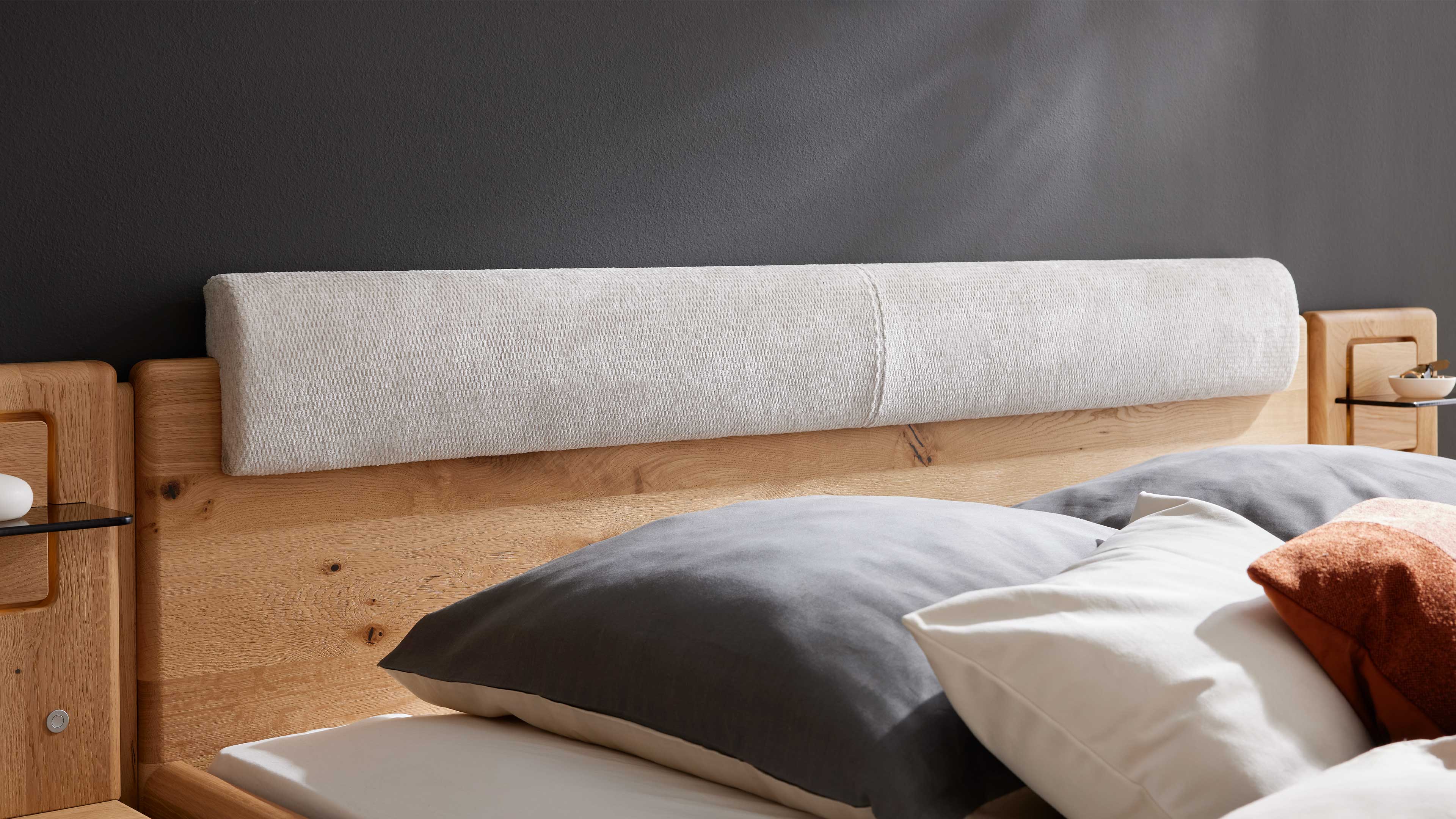 Doppelbett in Wildeiche mit gepolstertem Kopfteil und stabilem Holzrahmen für ein modernes Schlafzimmer