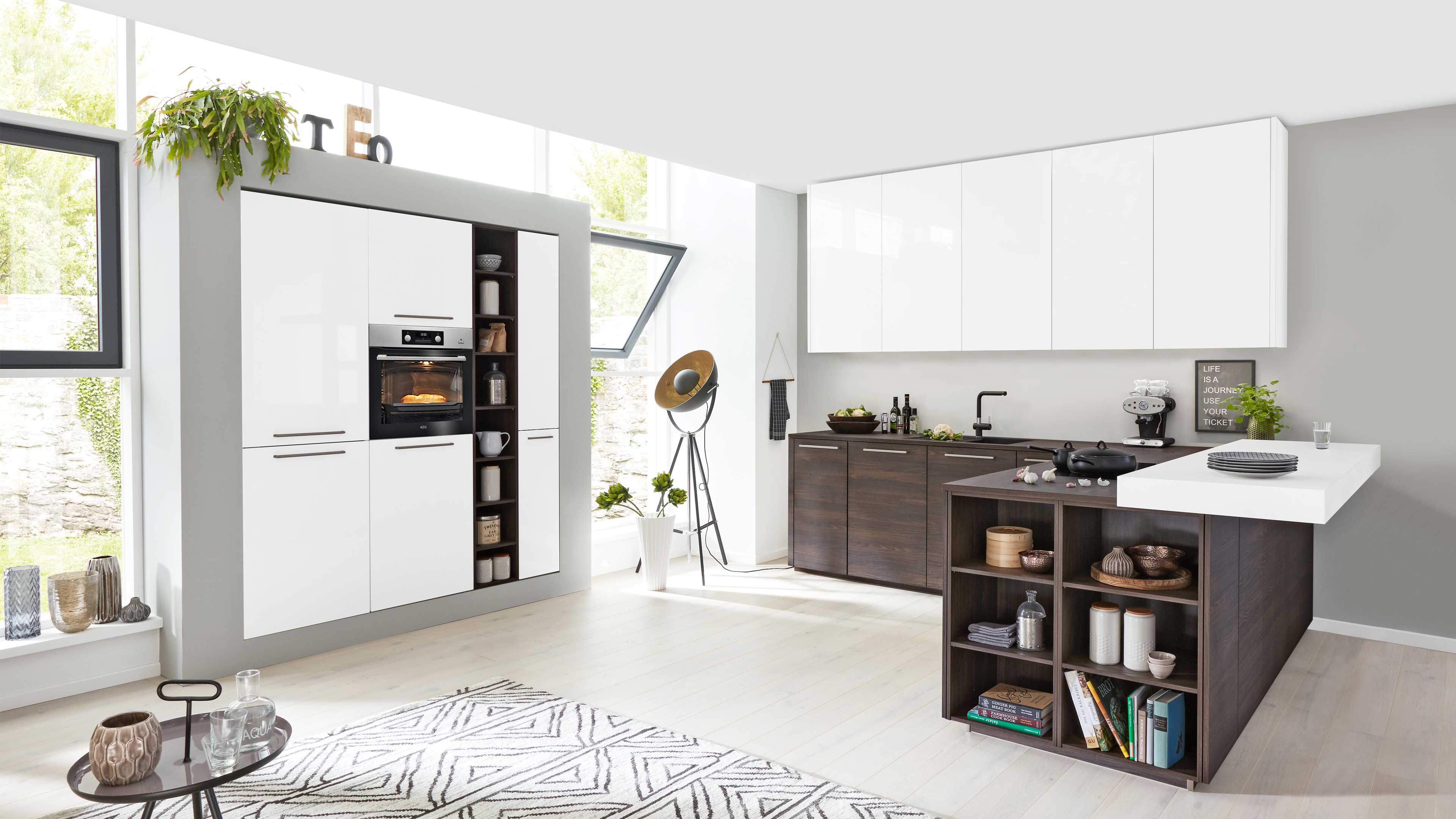 Moderne Küche mit weißen Oberschränken, weißen Hochglanzfronten links, dunkelbraunen Unterschränken und Insel mit offenen Regalfächern.