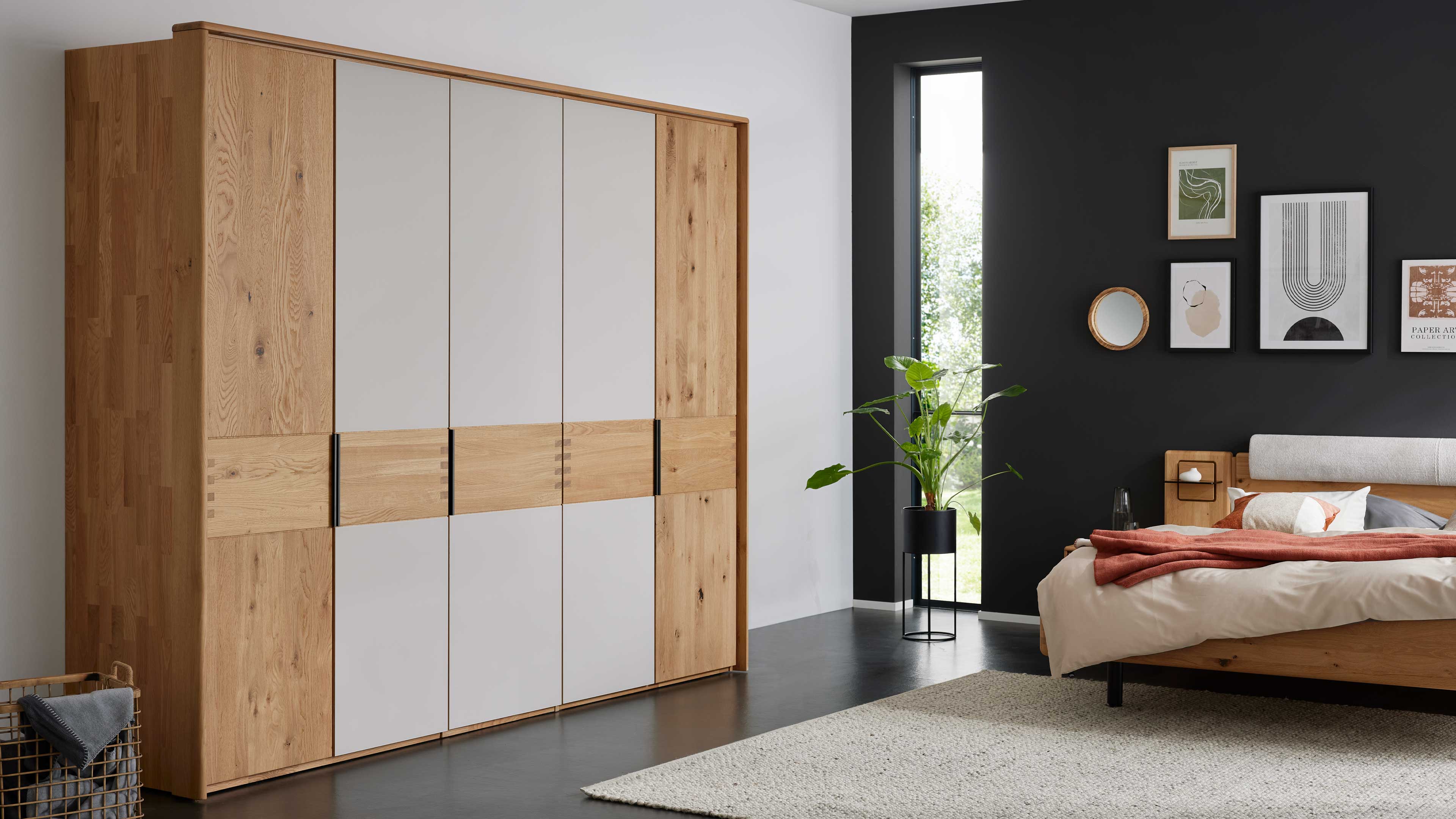 Kleiderschrank in Wildeiche mit optionalen hellgrauen Türen für modernen Stauraum im Schlafzimmer
