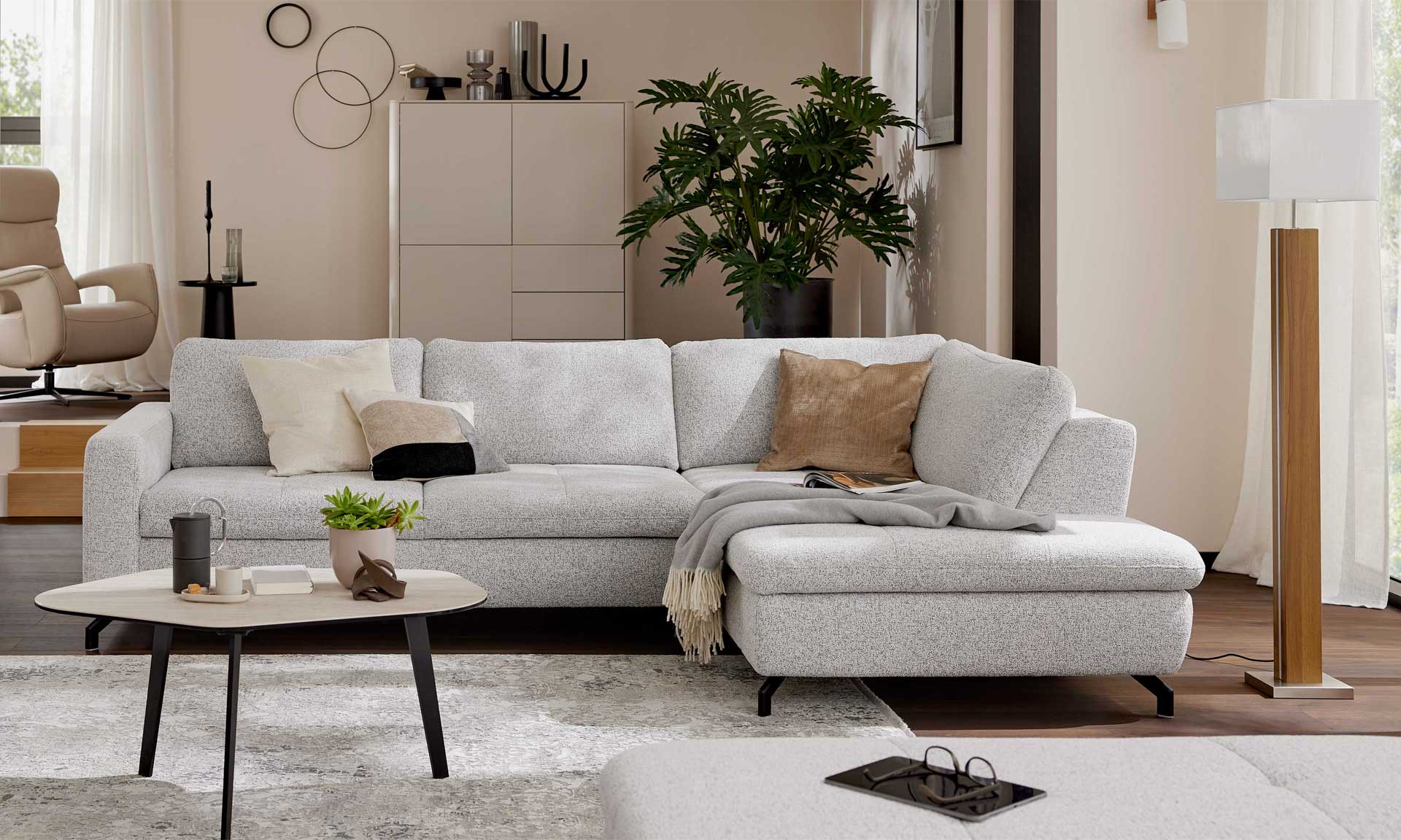 Ecksofa mit Stoffbezug in Ecru und schwarzen Metallfüßen