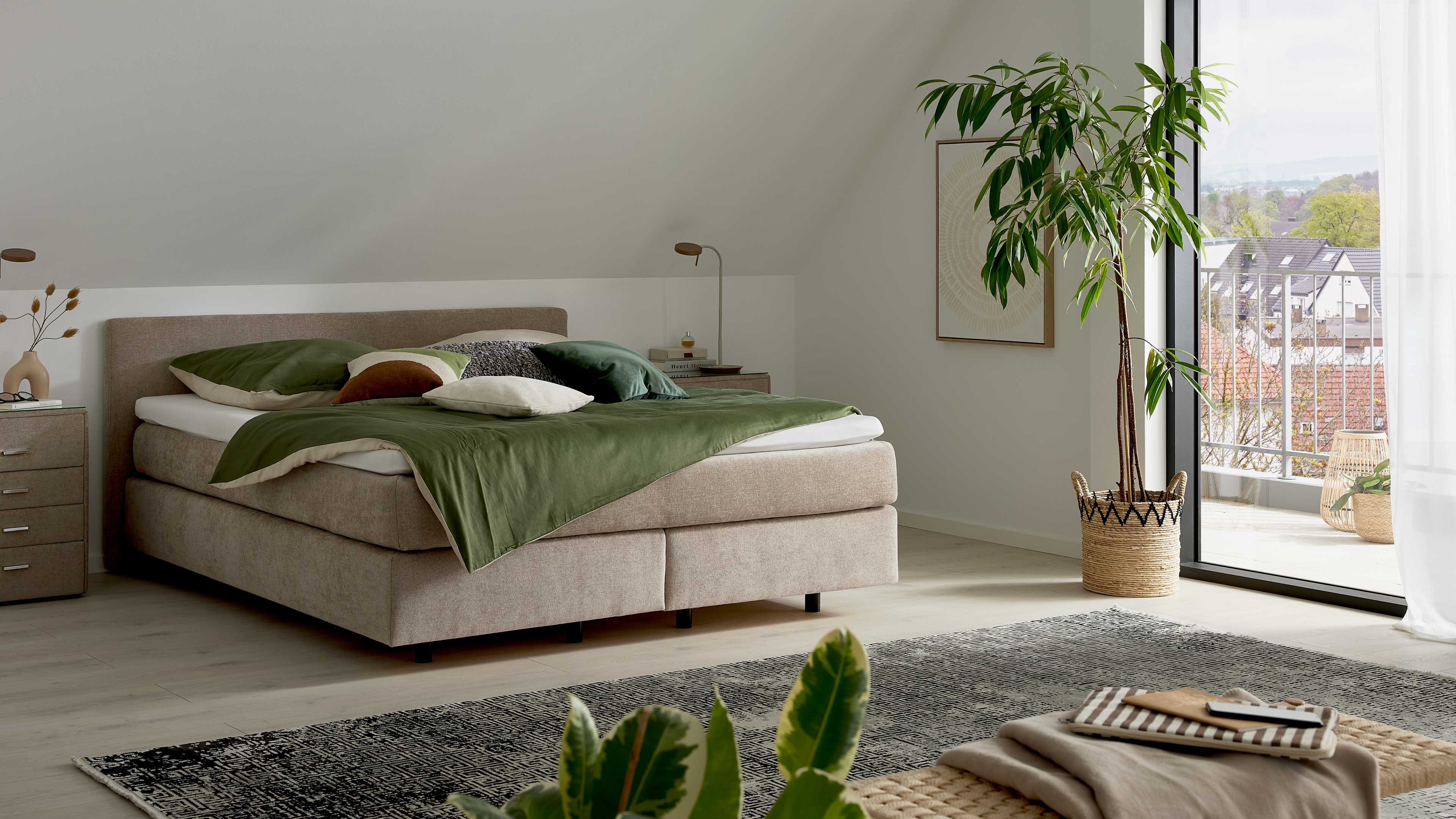 Boxspringbett in beigem Stoff mit auf Maß kürzbarem Kopfteil und zeitlos modernem Design