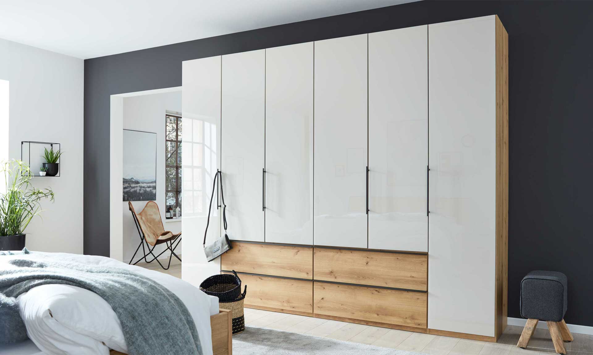 Drehtürenschrank in Beige-Grau mit Schubladen und Absetzung in Eiche-Nachbildung